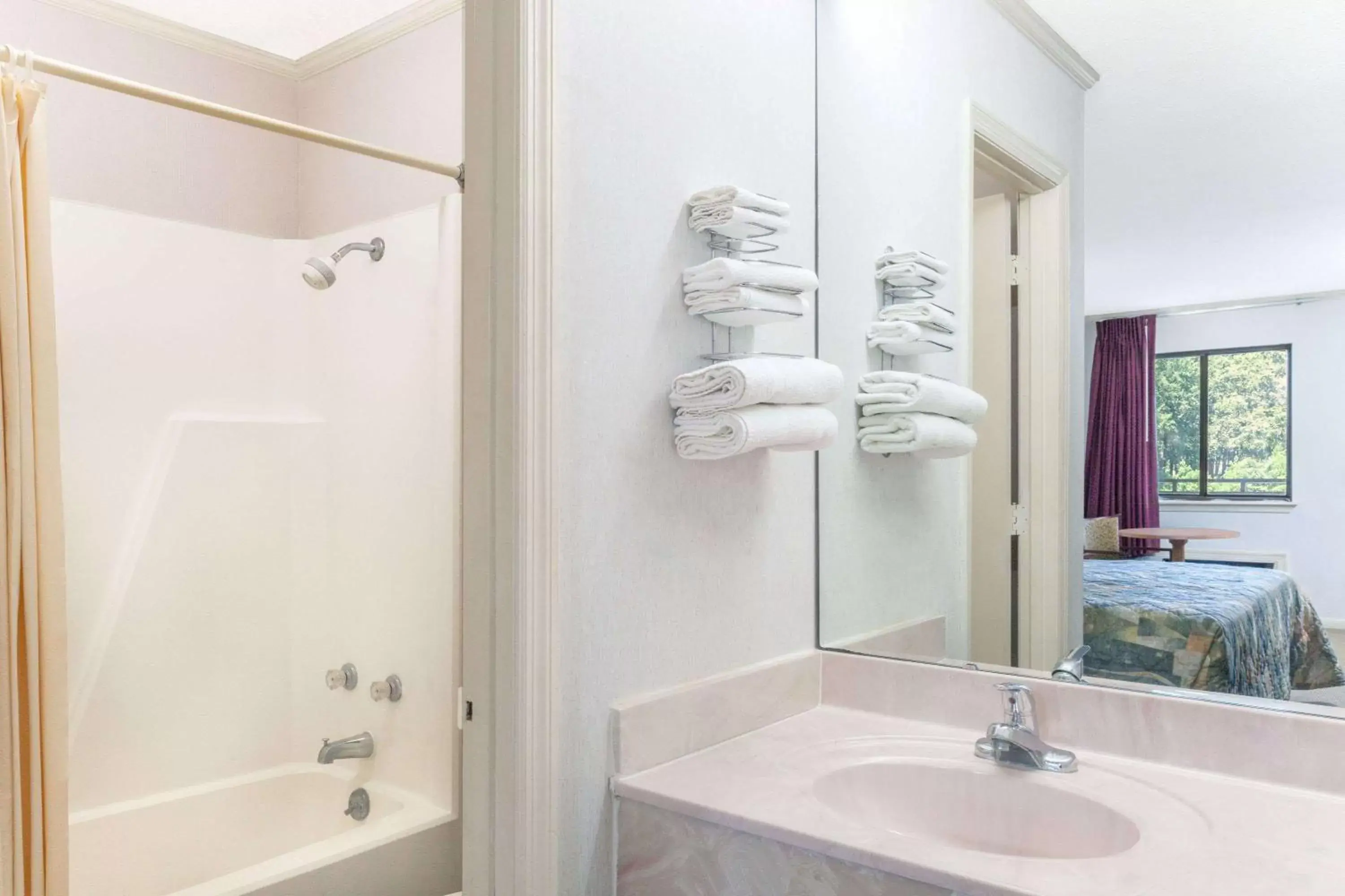 Photo of the whole room in Knights Inn Point South Yemassee Photo of the whole room in Knights Inn Point South Yemassee