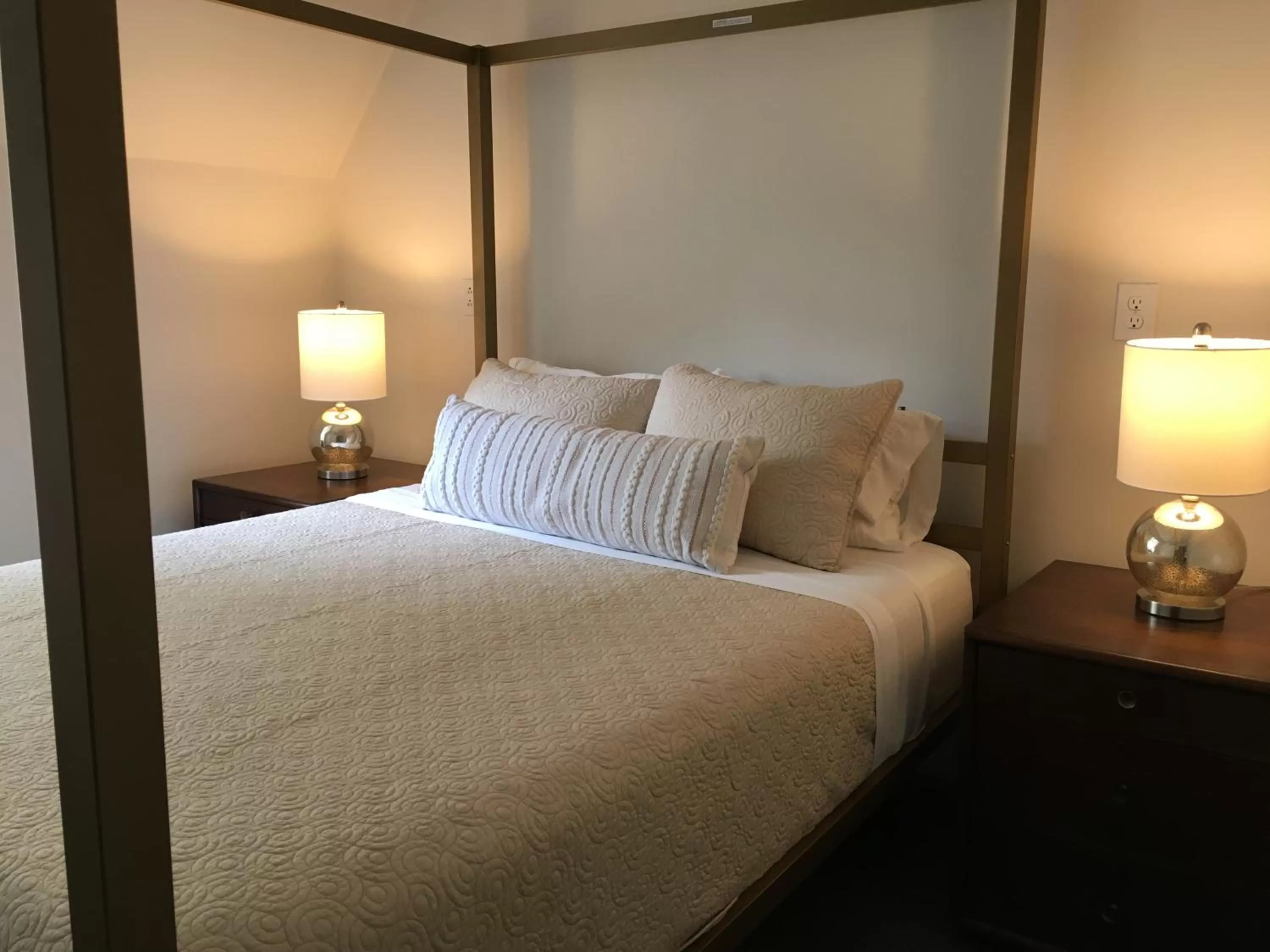 Bed in The Argus Hotel & Cocktail Lounge