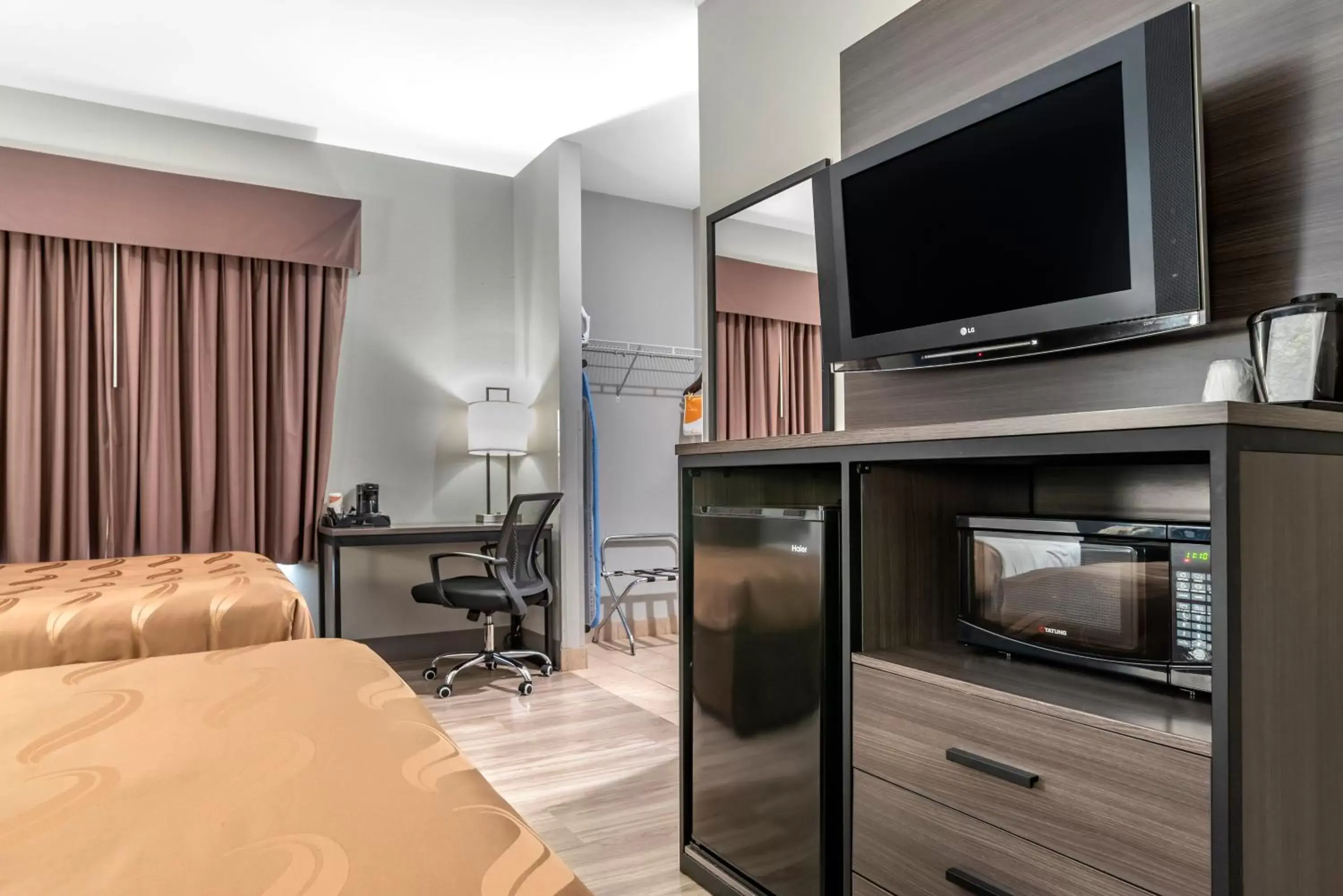 TV and multimedia, TV/Entertainment Center in Quality Inn & Suites