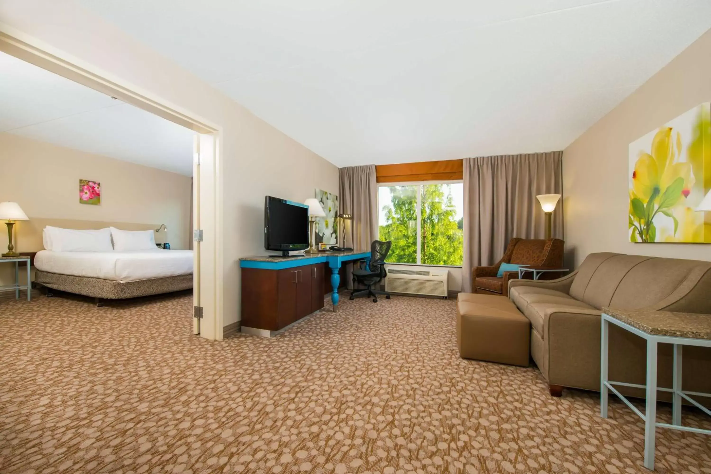 Living room, Seating Area in Hilton Garden Inn Charlottesville