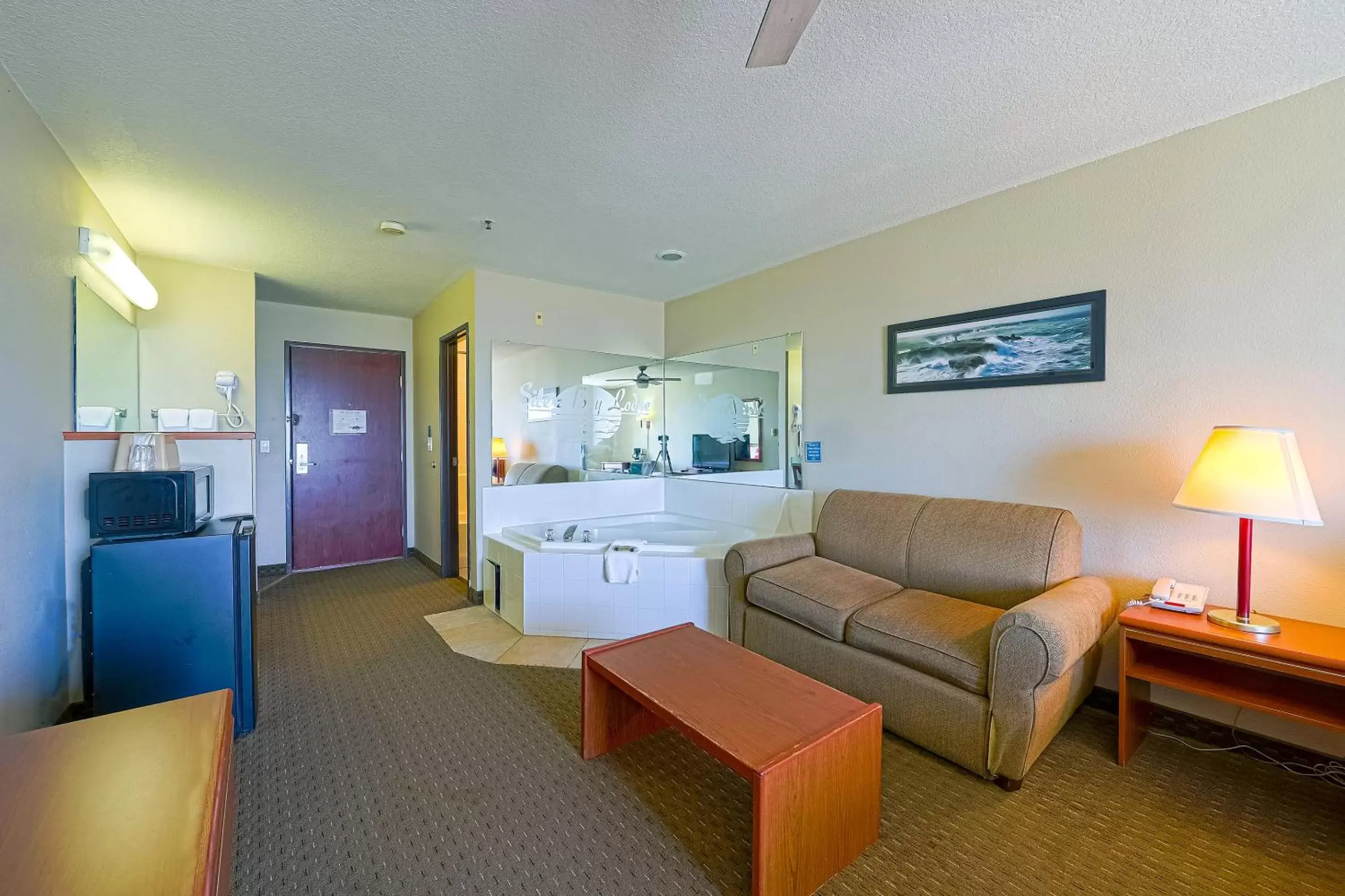 Hot Tub, Seating Area in Siletz Bay Beachfront Hotel by OYO Lincoln City