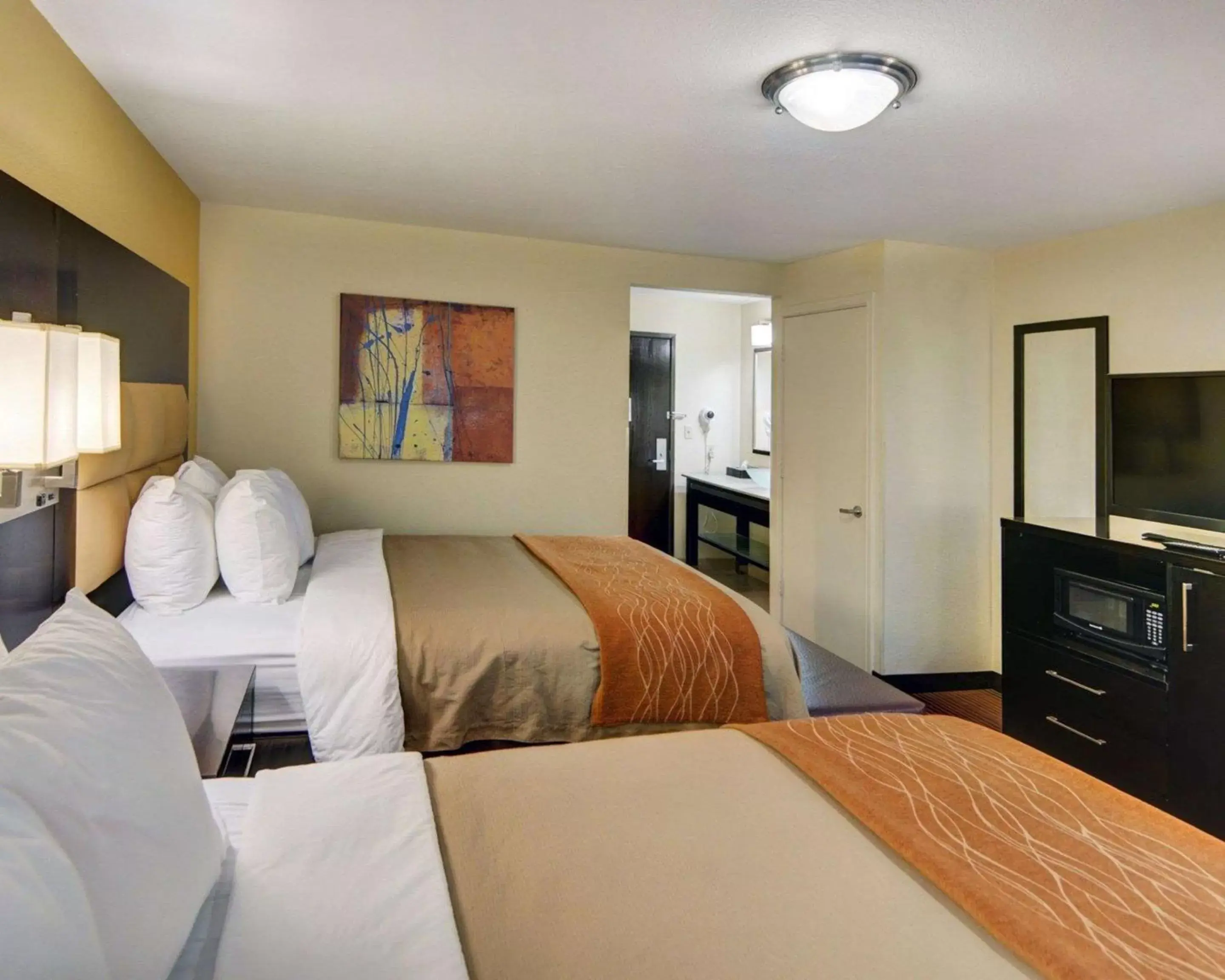 Photo of the whole room, Bed in Comfort Inn Grapevine Near DFW Airport