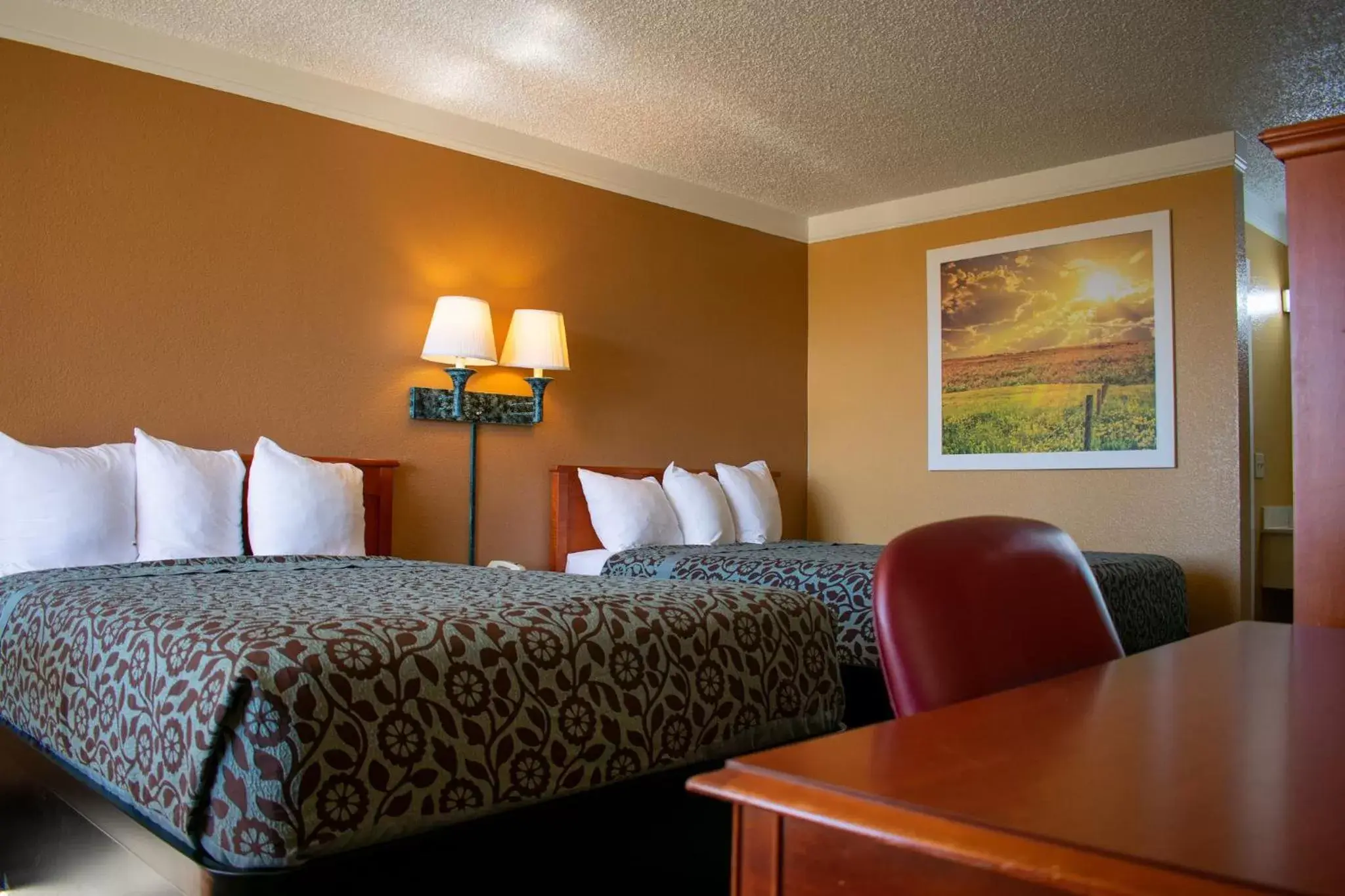 Bed in Days Inn by Wyndham Hillsboro TX