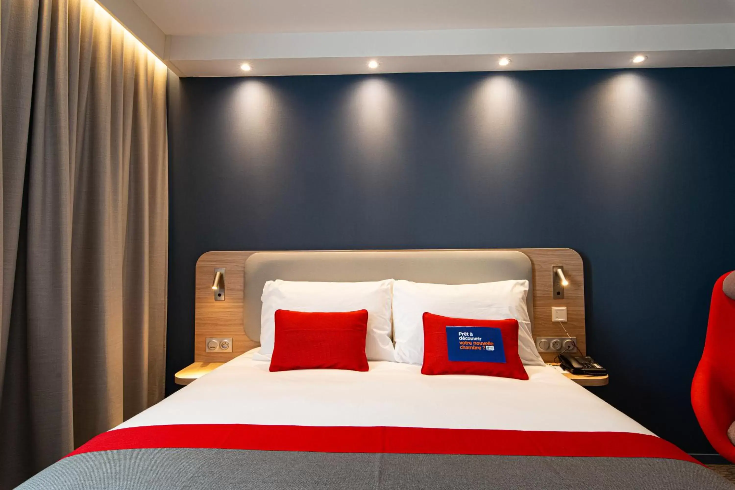 Bed in Holiday Inn Express - Bordeaux - Lormont, an IHG Hotel