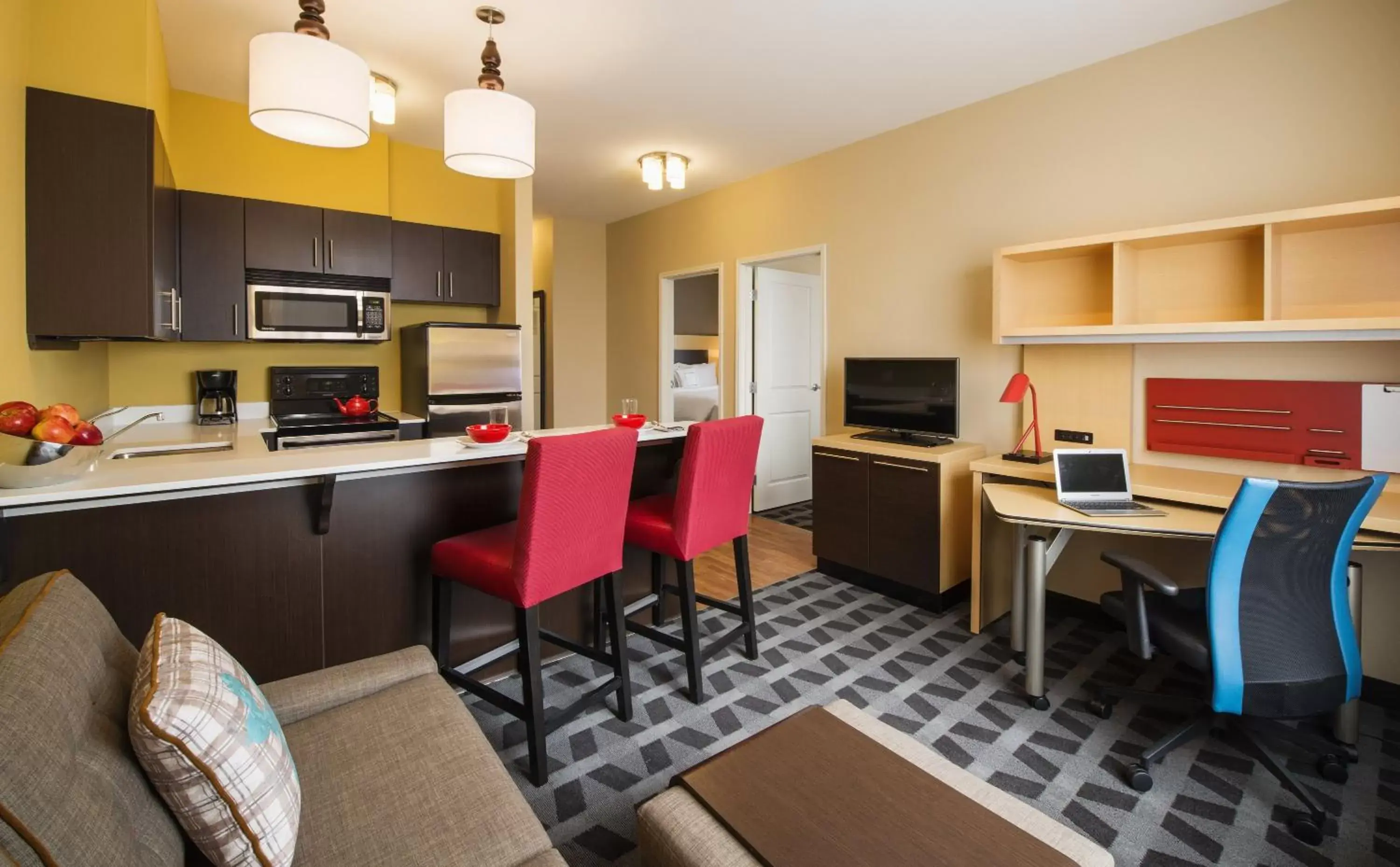 Photo of the whole room, Kitchen/Kitchenette in TownePlace Suites by Marriott Red Deer