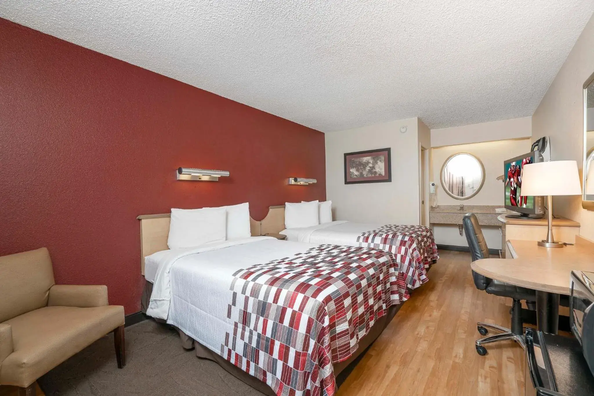 Photo of the whole room, Bed in Red Roof Inn Detroit Metro Airport - Taylor