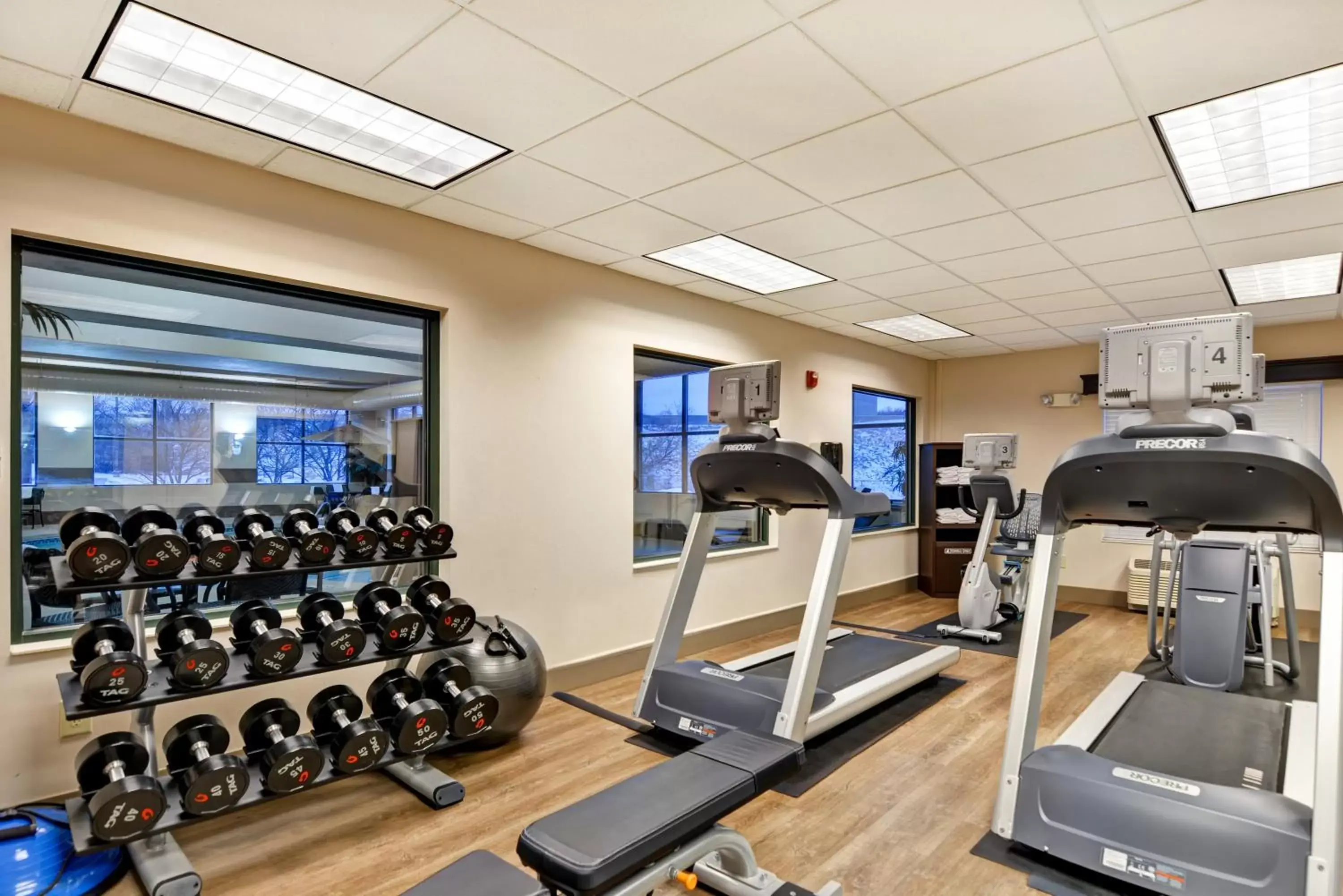 Spa and wellness centre/facilities, Fitness Center/Facilities in Holiday Inn Express Hotel & Suites Milwaukee-New Berlin, an IHG Hotel