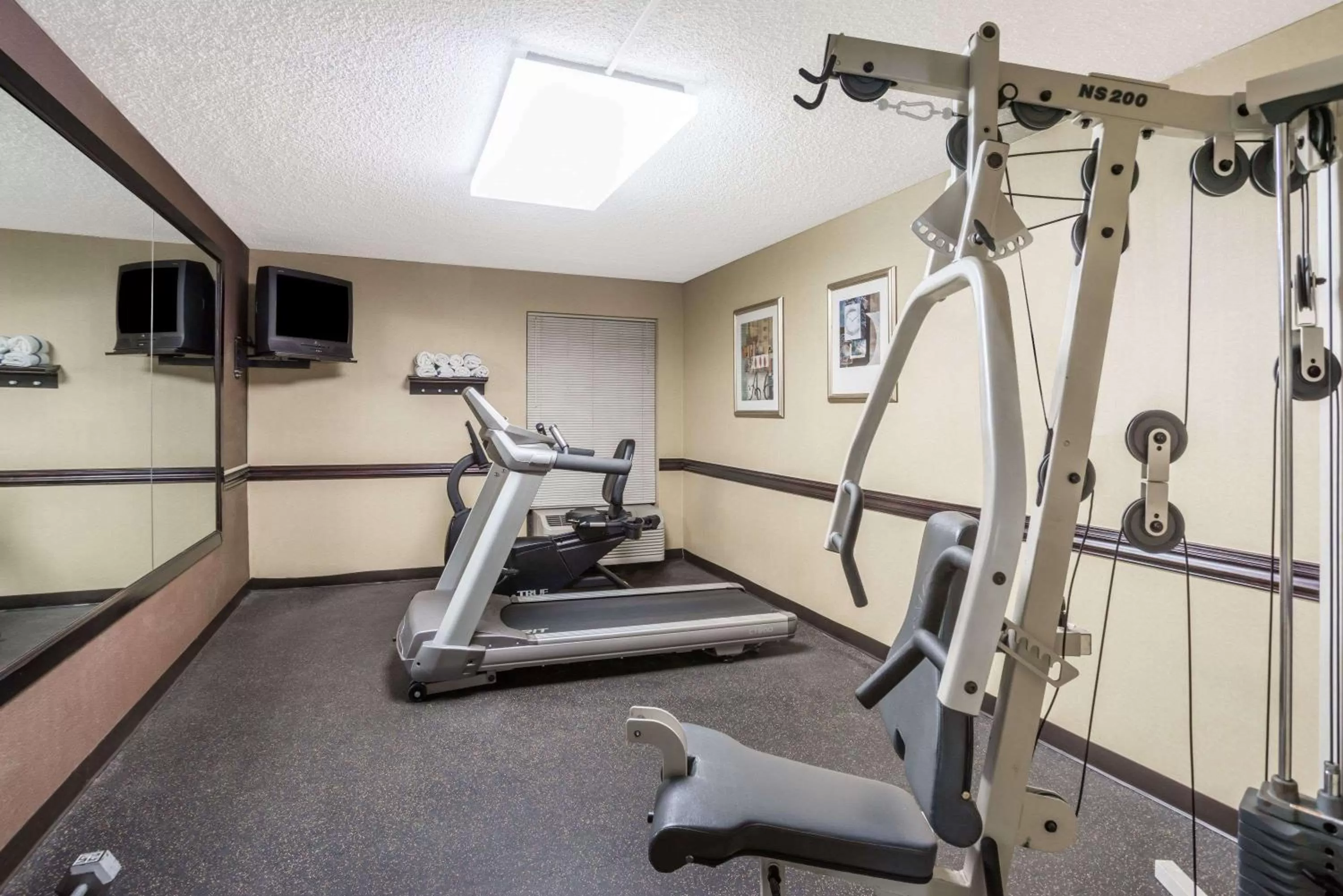 Fitness centre/facilities in Days Inn by Wyndham Westminster