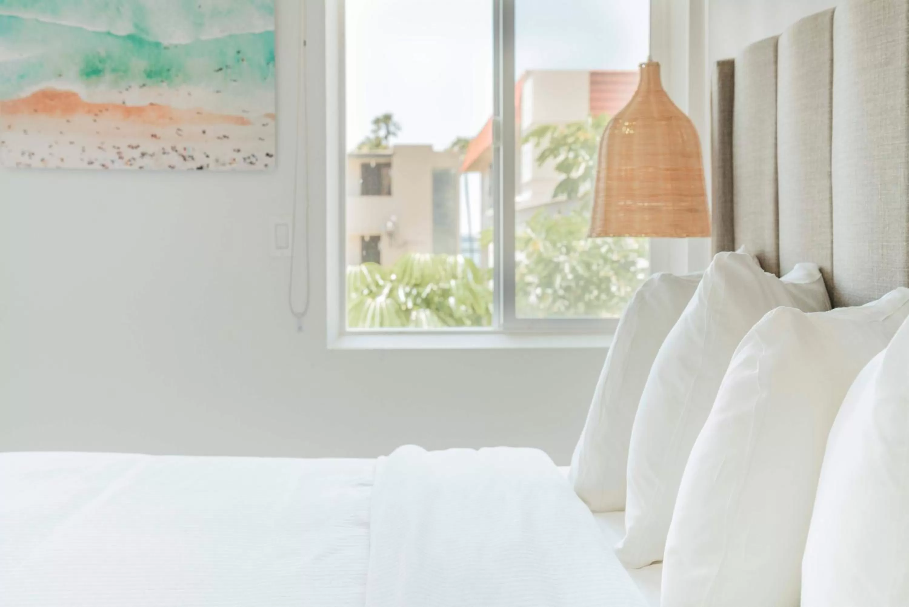 Bed in The Belmont Shore Inn