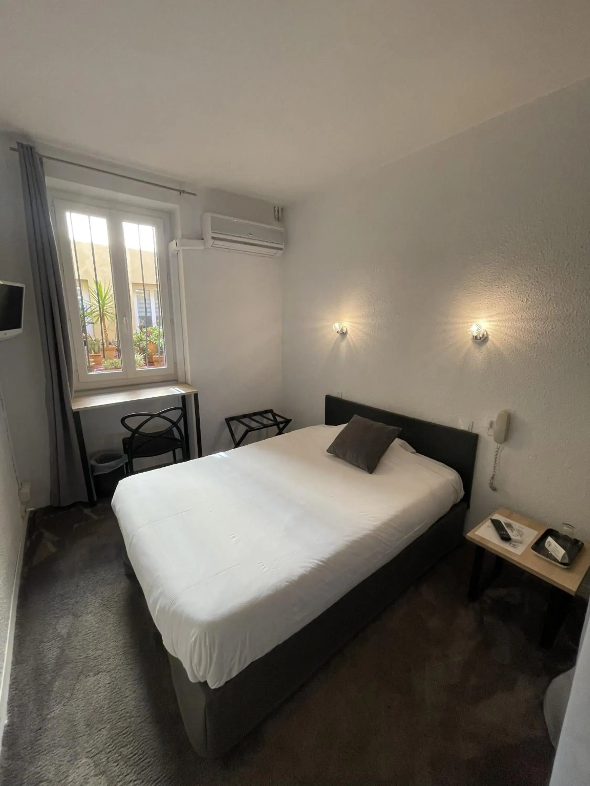 Photo of the whole room, Bed in Hôtel De La Loge