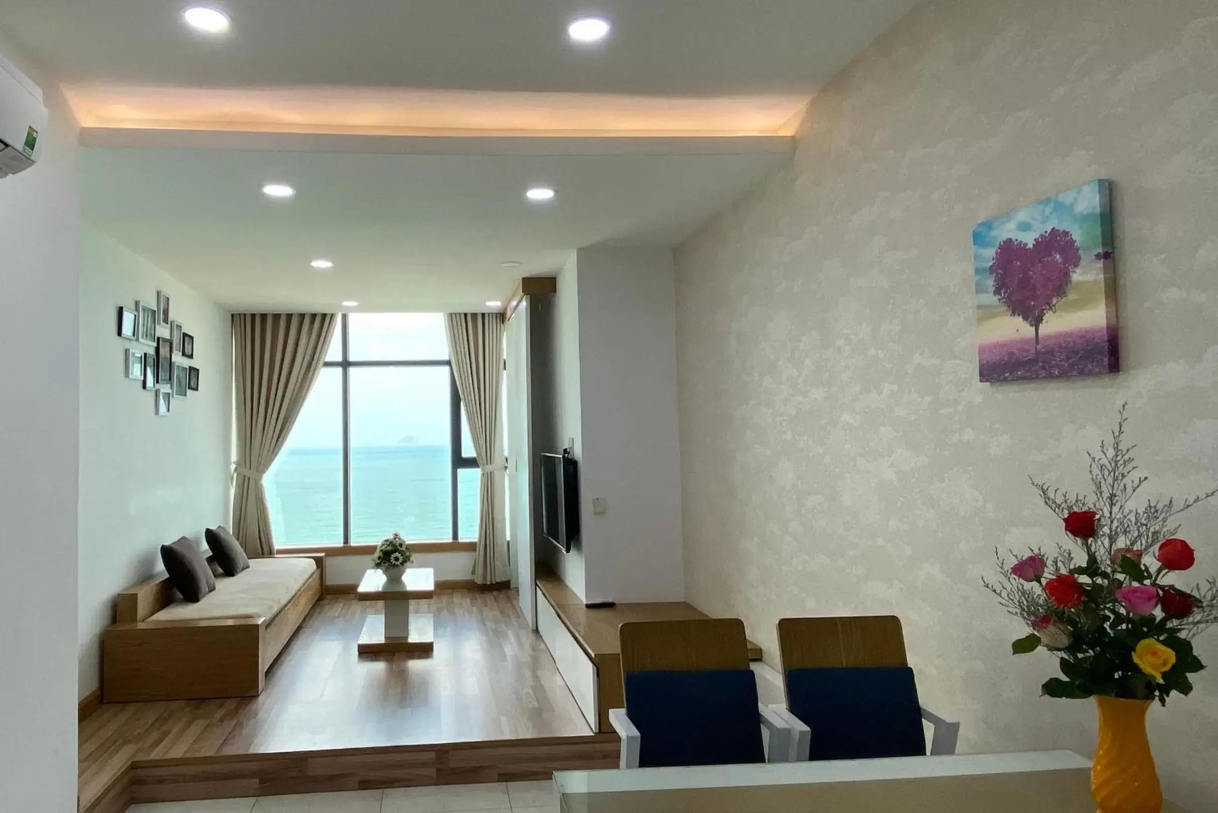 Communal lounge/ TV room, Seating Area in Gold Ocean Apartment