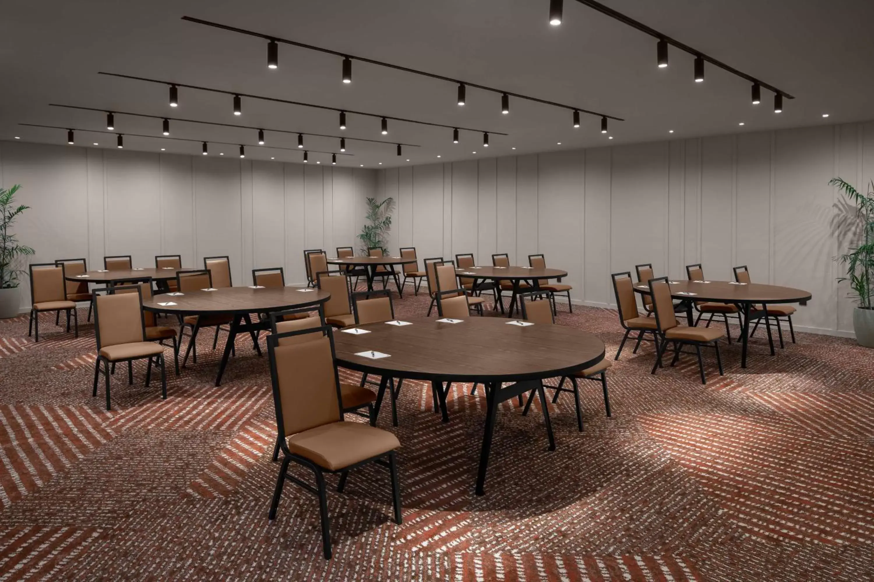 Meeting/conference room, Restaurant/Places to Eat in ROK Hotel Kingston Tapestry Collection By Hilton