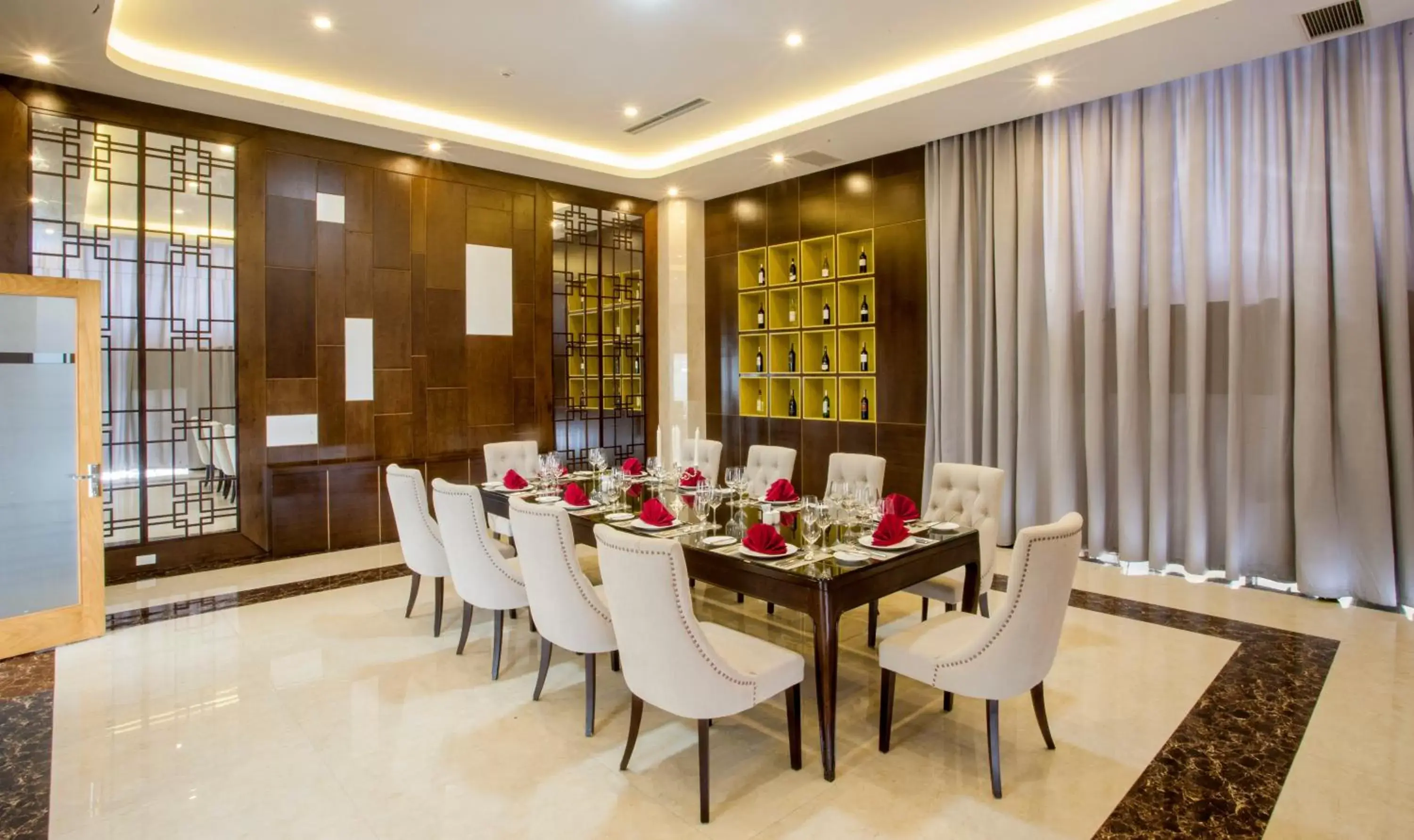 Dining area, Restaurant/Places to Eat in Muong Thanh Luxury Nhat Le Hotel