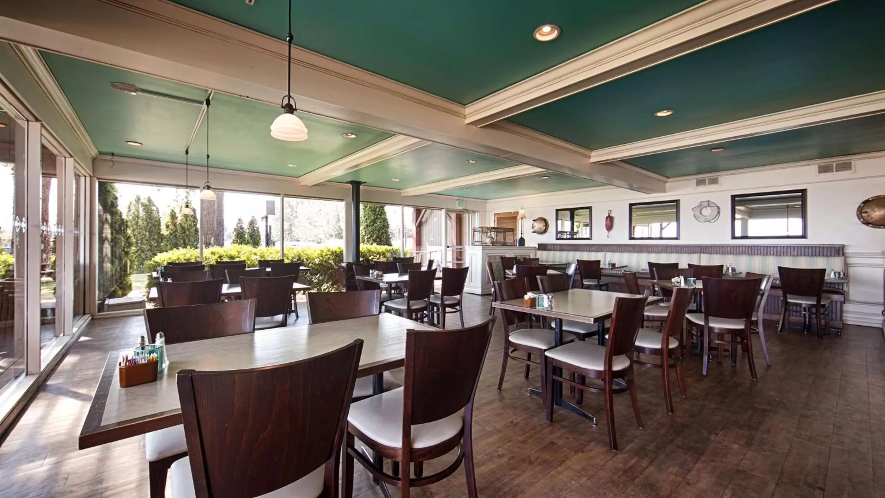 Restaurant/Places to Eat in Best Western Edgewater Resort
