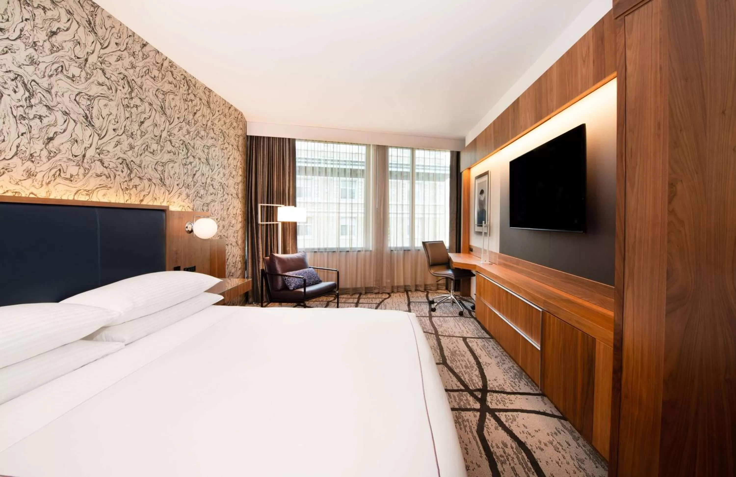 Communal lounge/ TV room, Bed in The Charter Hotel Seattle, Curio Collection By Hilton