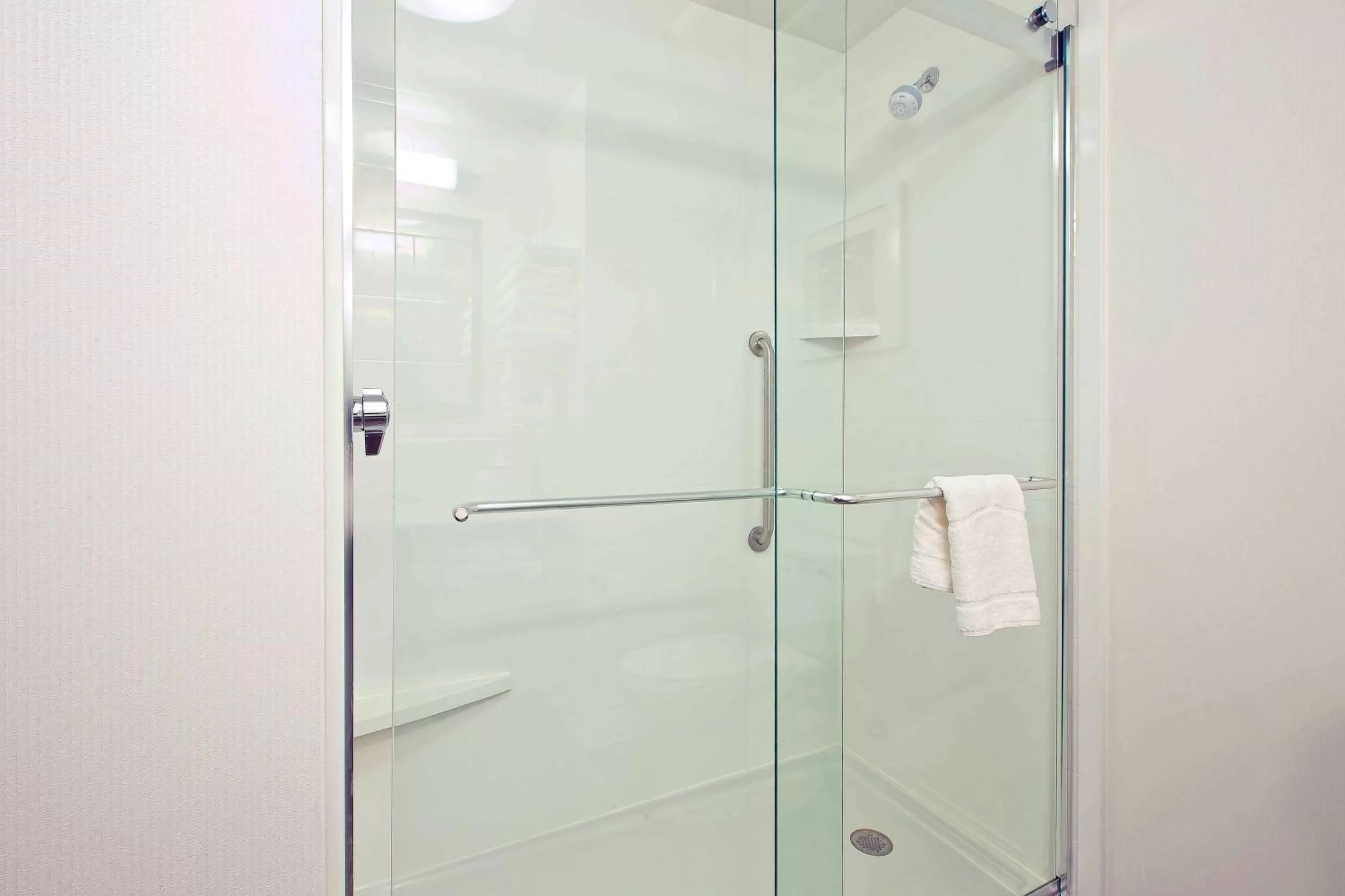 Bathroom in Hampton Inn by Hilton West Bloomfield Novi