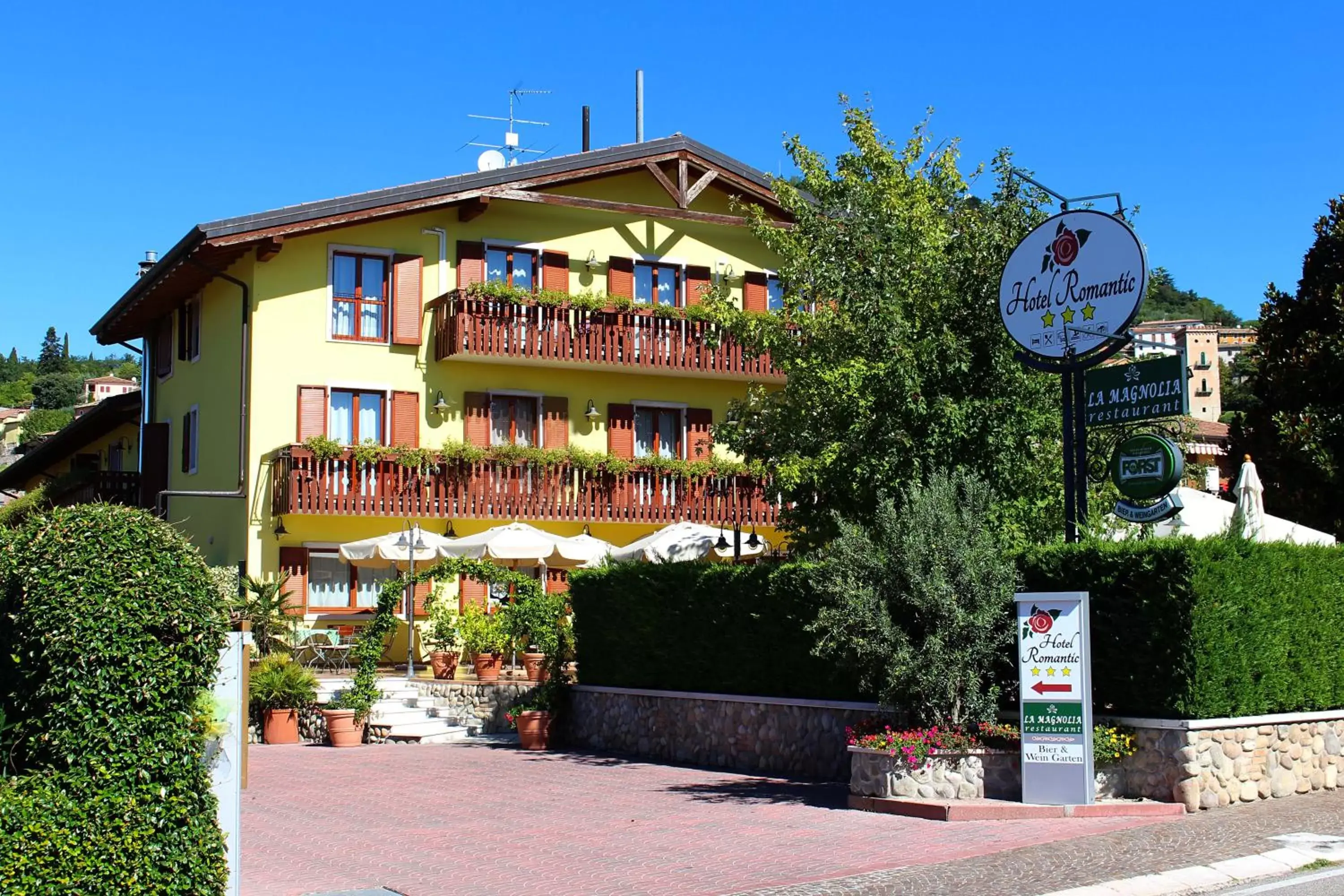 Facade/entrance, Property Building in Hotel Romantic