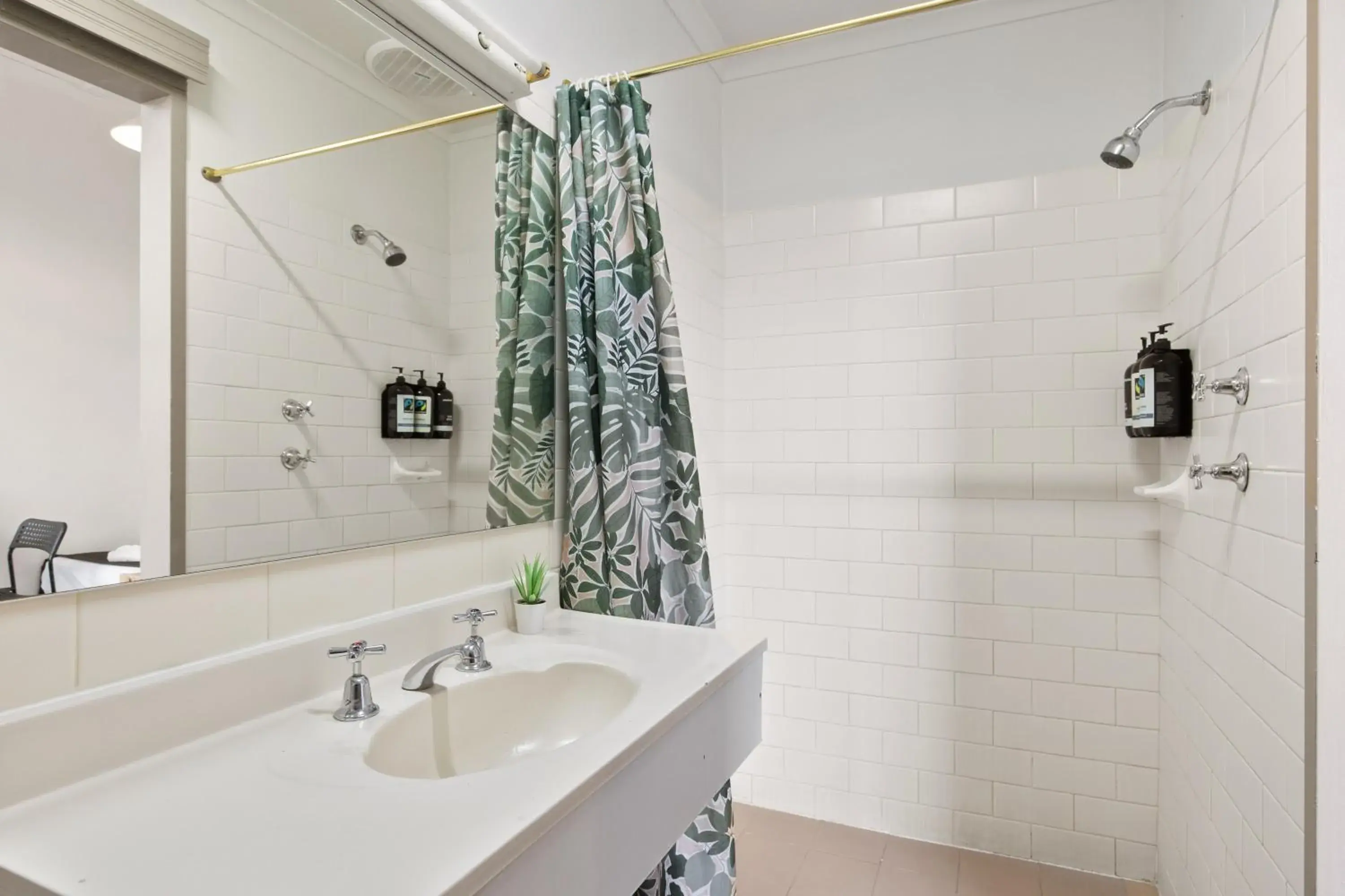 Shower, Bathroom in Adelaide Paringa