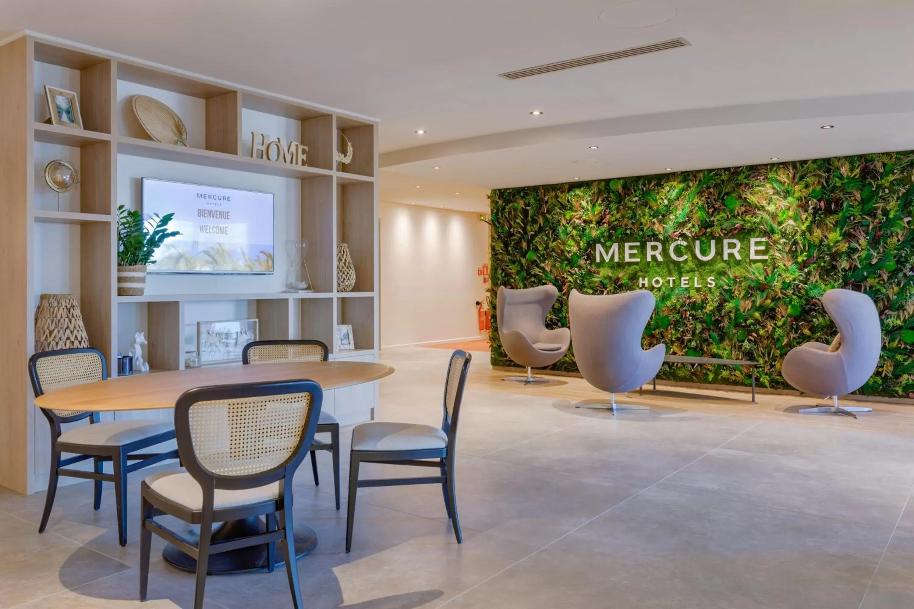 Lobby or reception in Mercure Lyon Est Villefontaine