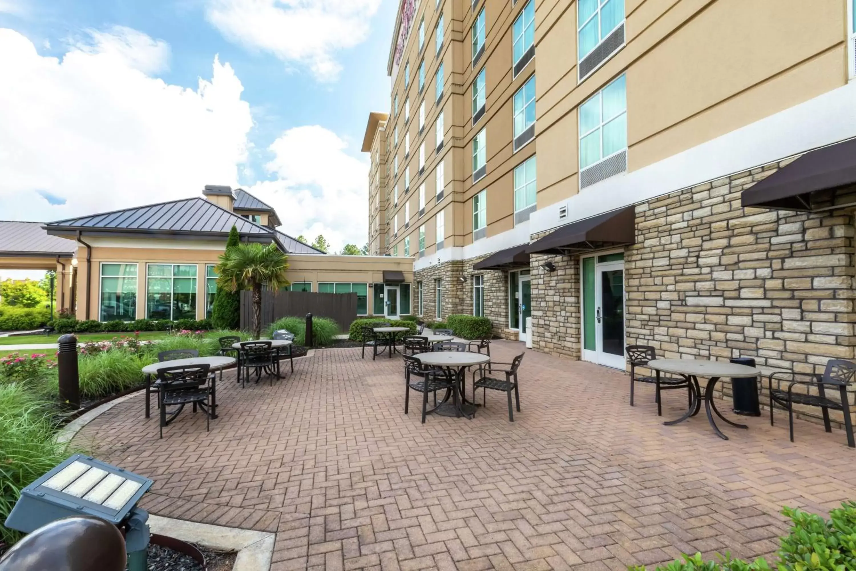 Patio, Restaurant/Places to Eat in Hilton Garden Inn Atlanta Airport North