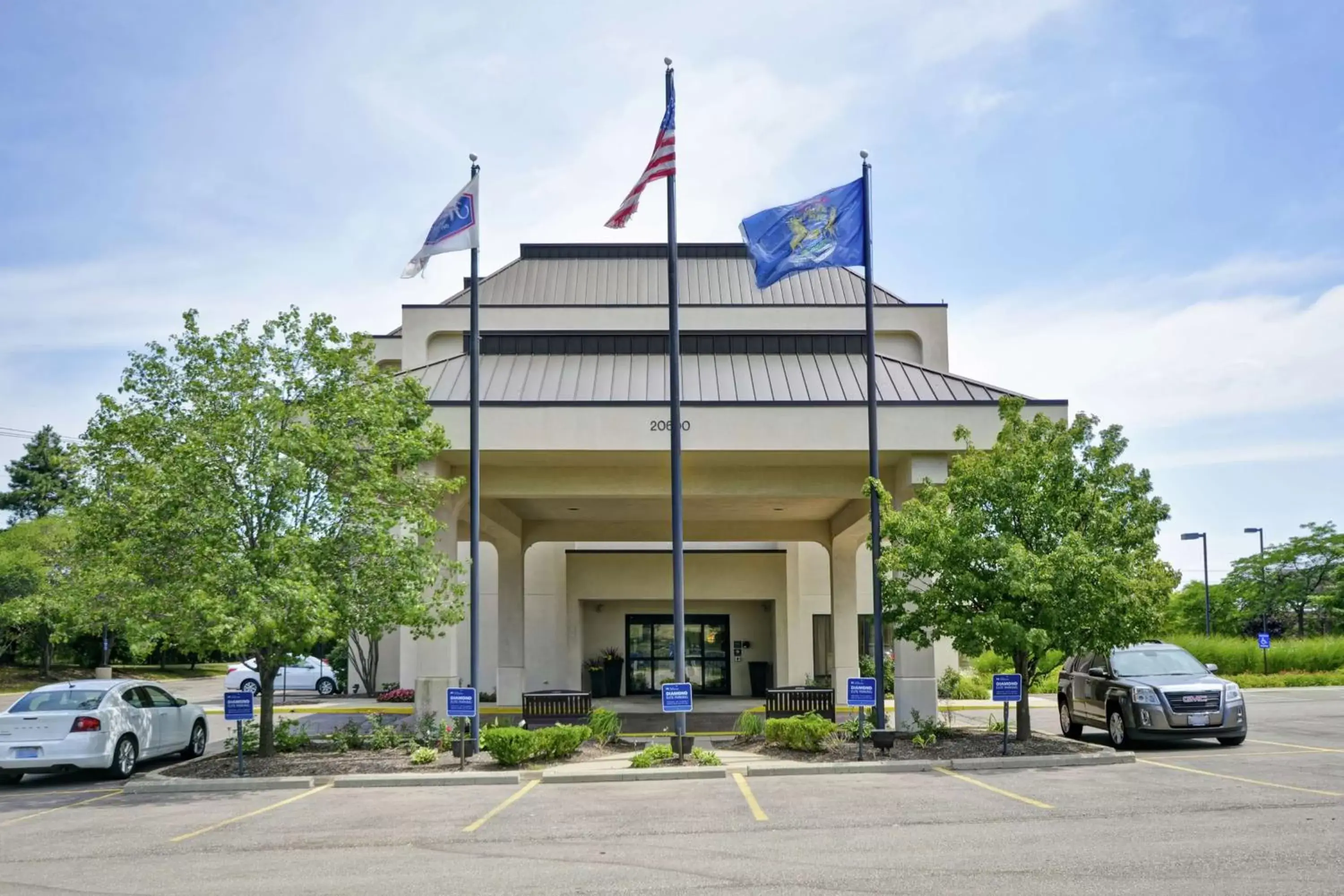 Property Building in Hampton Inn Detroit Northville