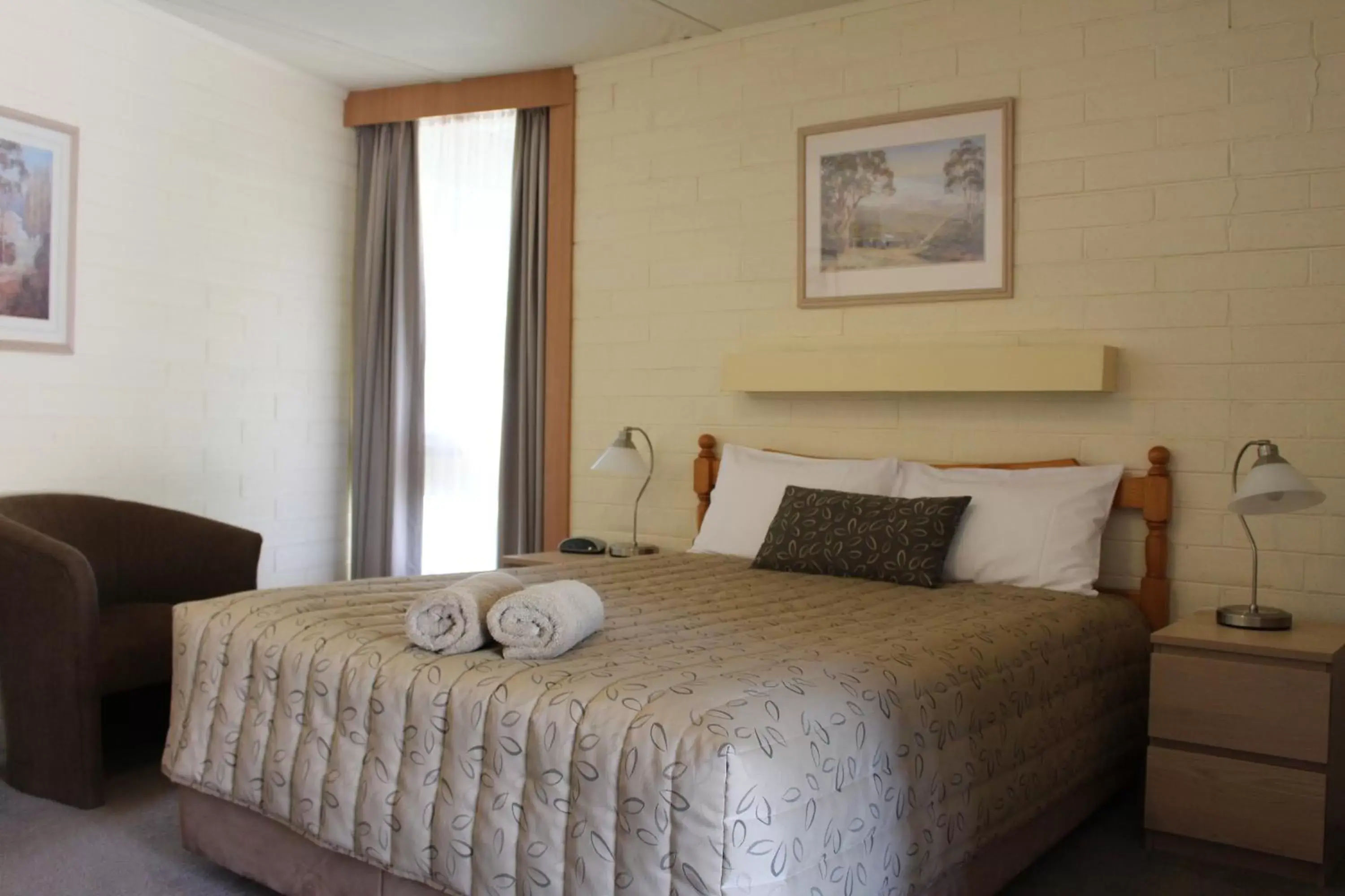 Bed in Cobram Colonial Motor Inn