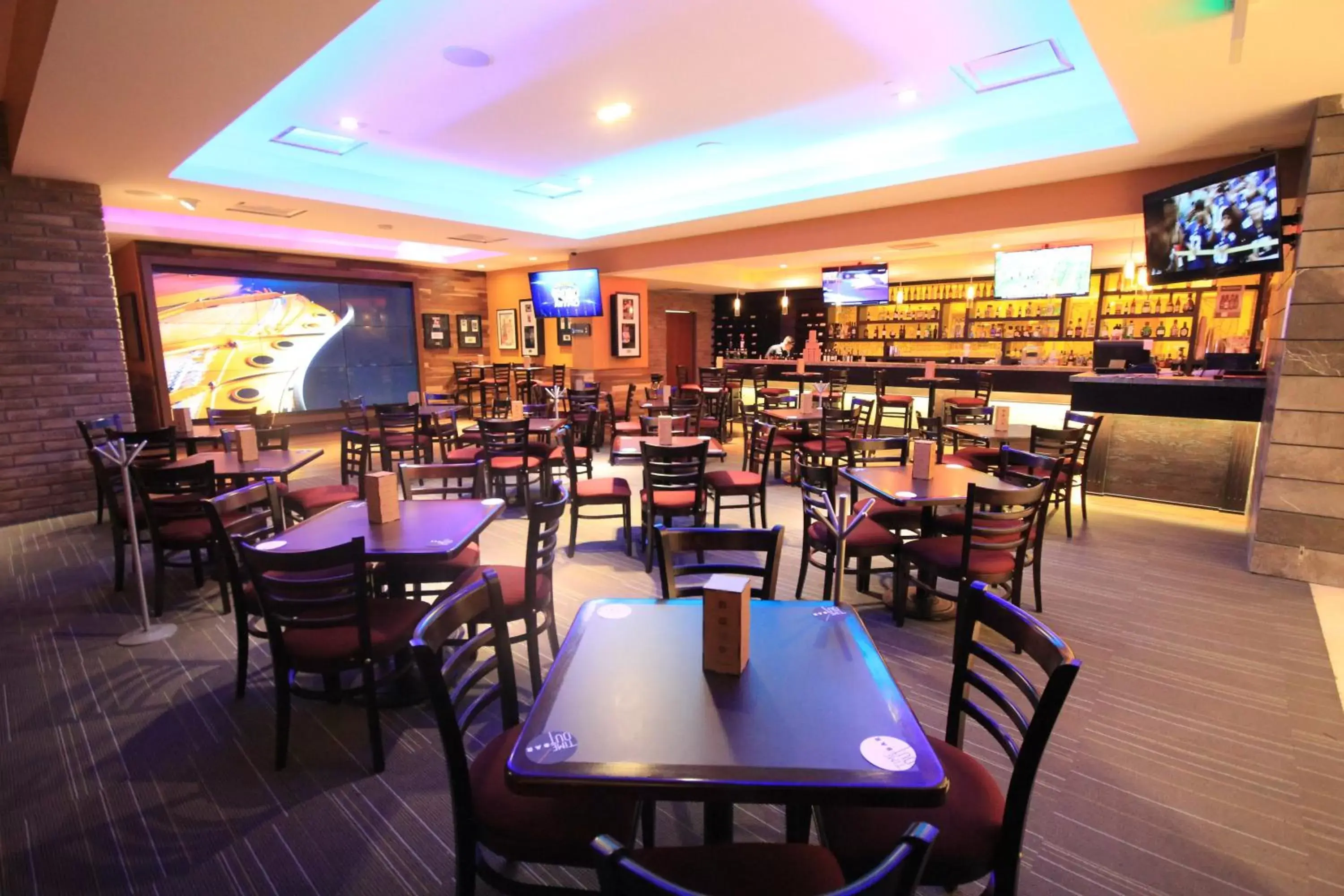 Lounge or bar, Restaurant/Places to Eat in Holiday Inn & Suites Plaza Mayor, an IHG Hotel