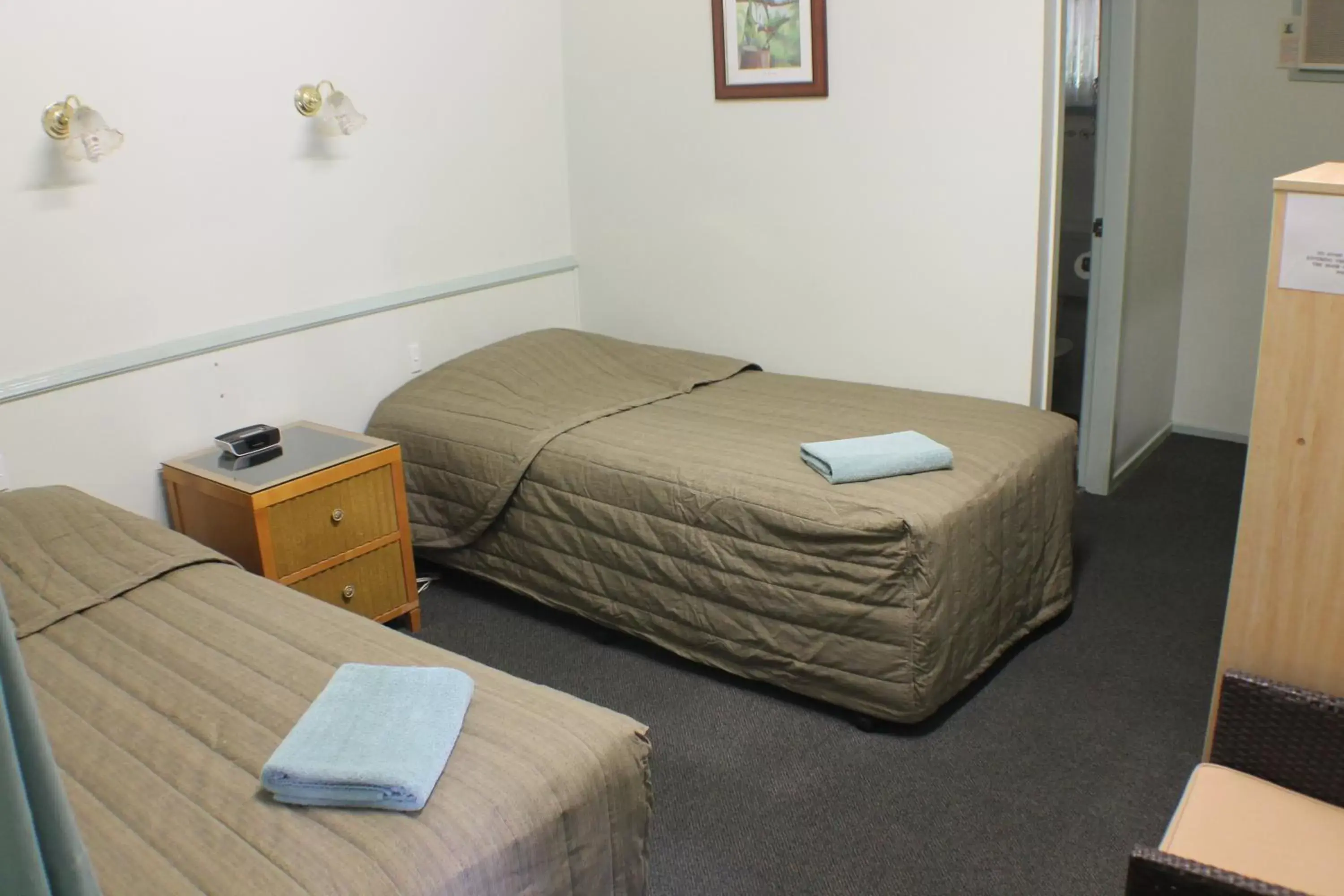 Photo of the whole room, Bed in Lake Forbes Motel