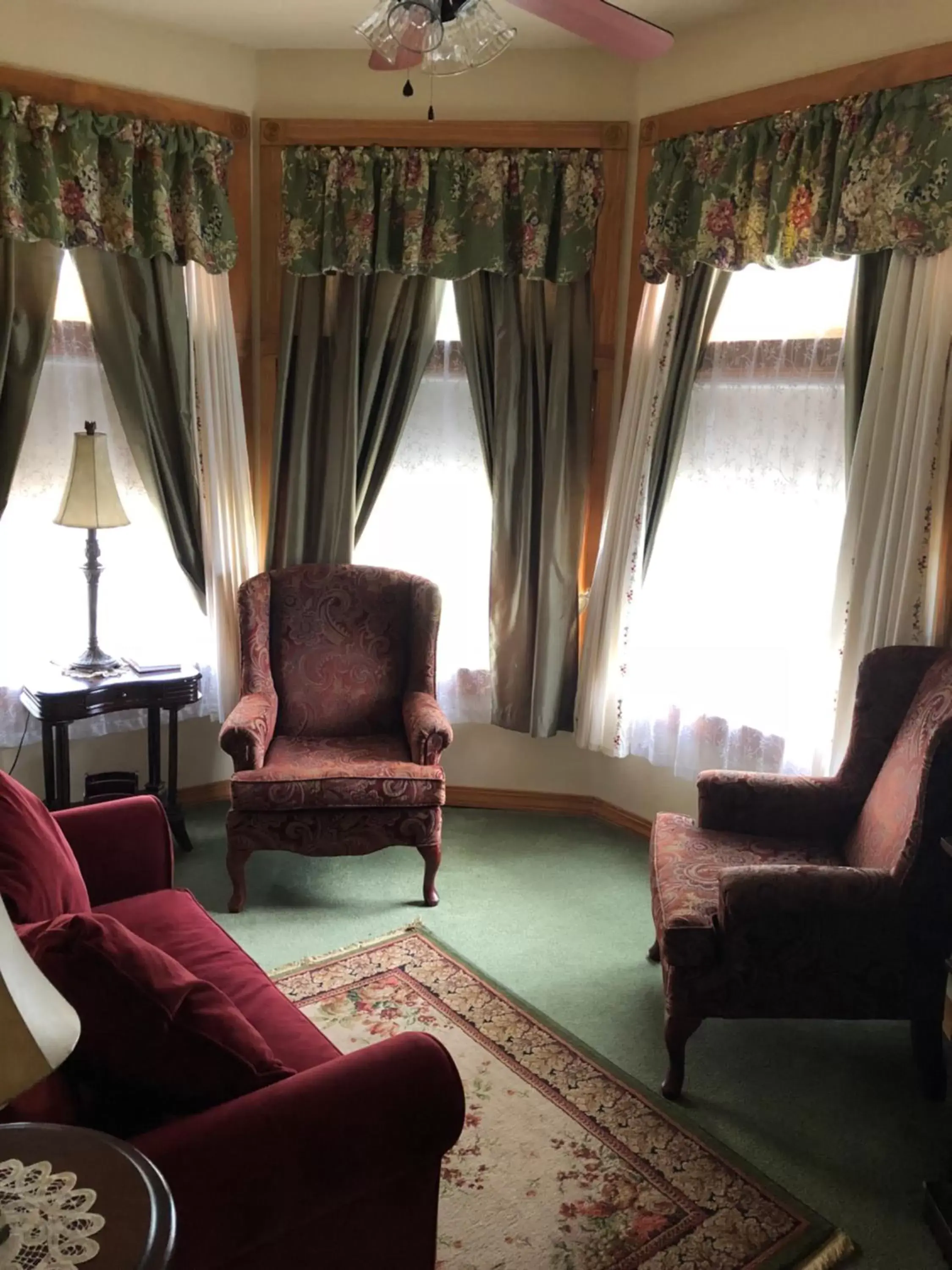 Living room, Seating Area in All Seasons Inn