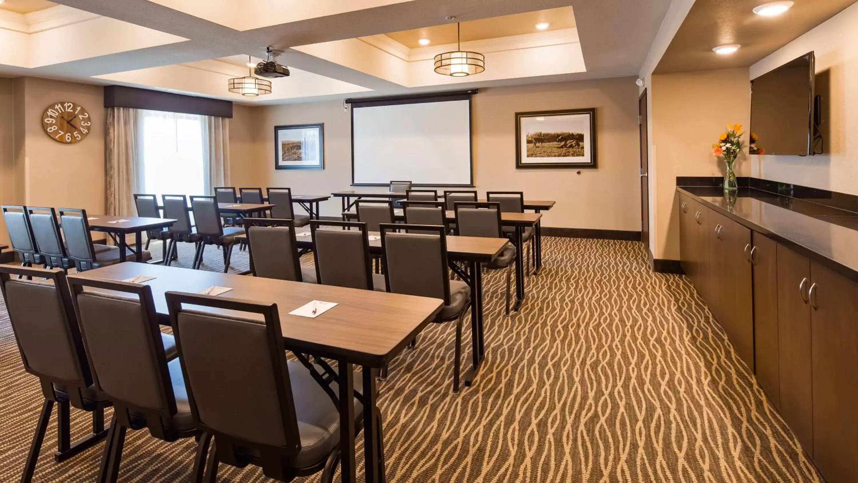 Bedroom in Best Western Plus Overland Inn Bedroom in Best Western Plus Overland Inn