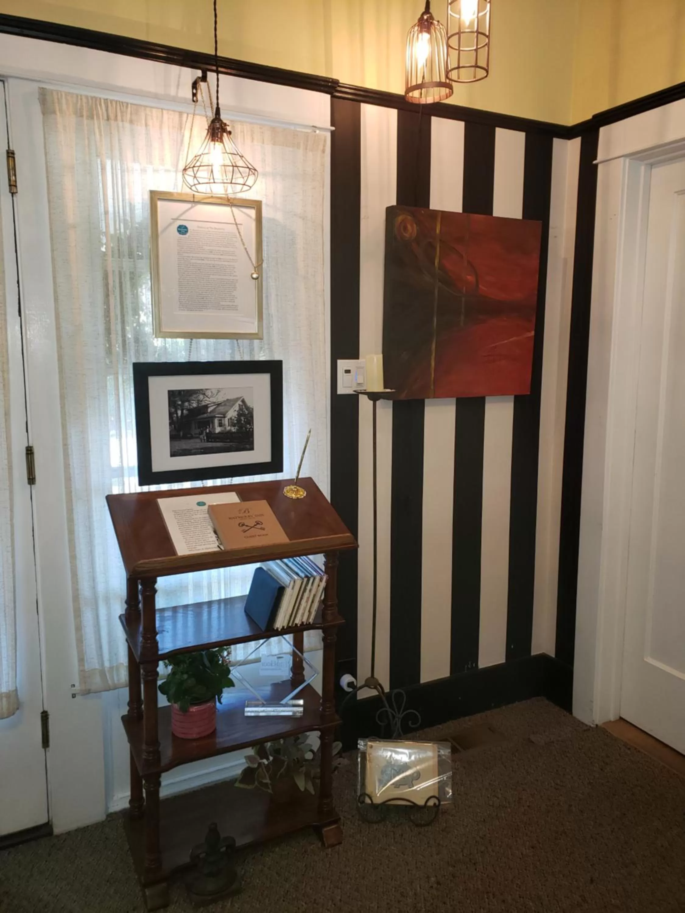 Communal lounge/ TV room in Bayberry Inn B&B and Oregon Wellness Retreat