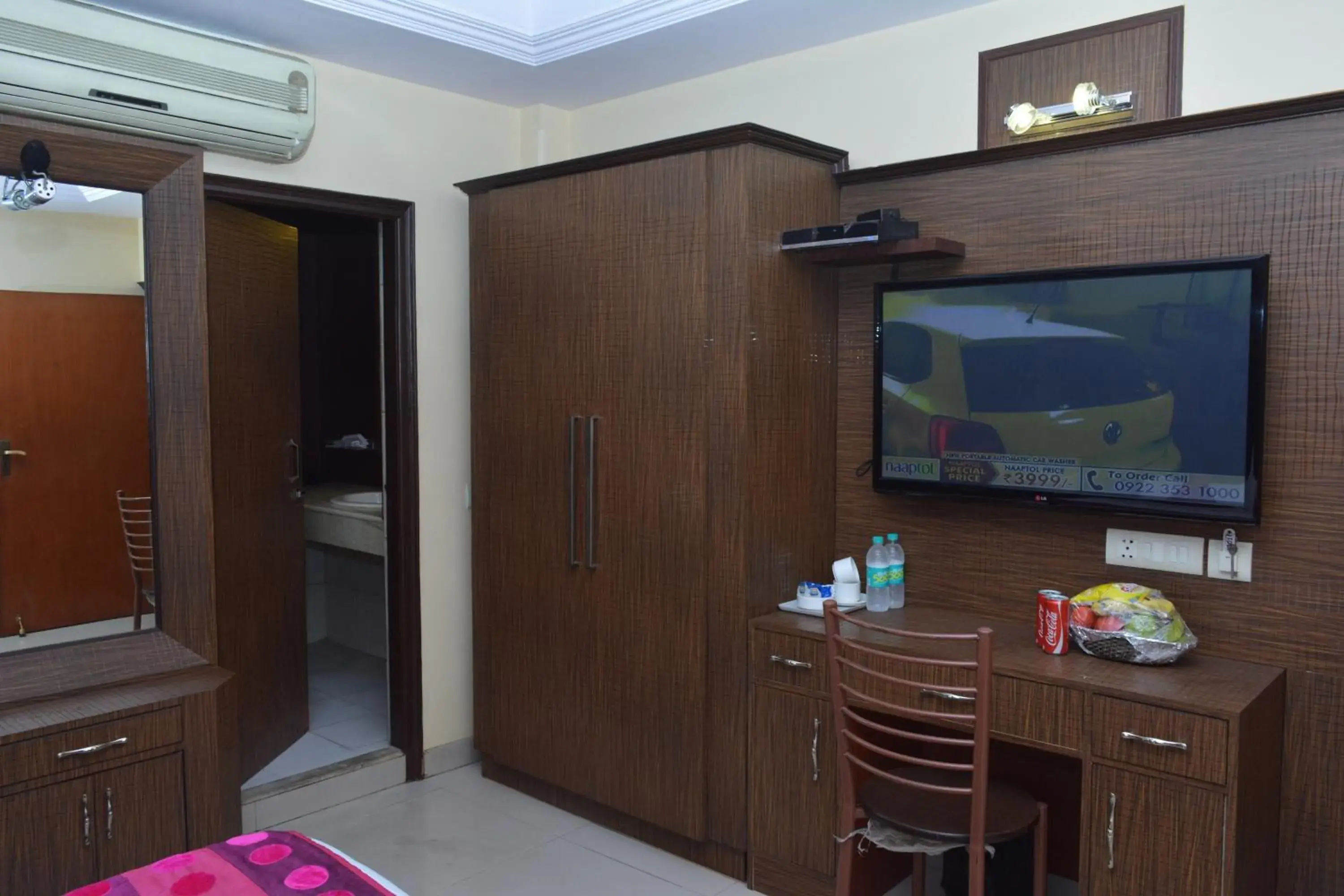 Photo of the whole room, TV/Entertainment Center in Airport Hotel Vishal Residency