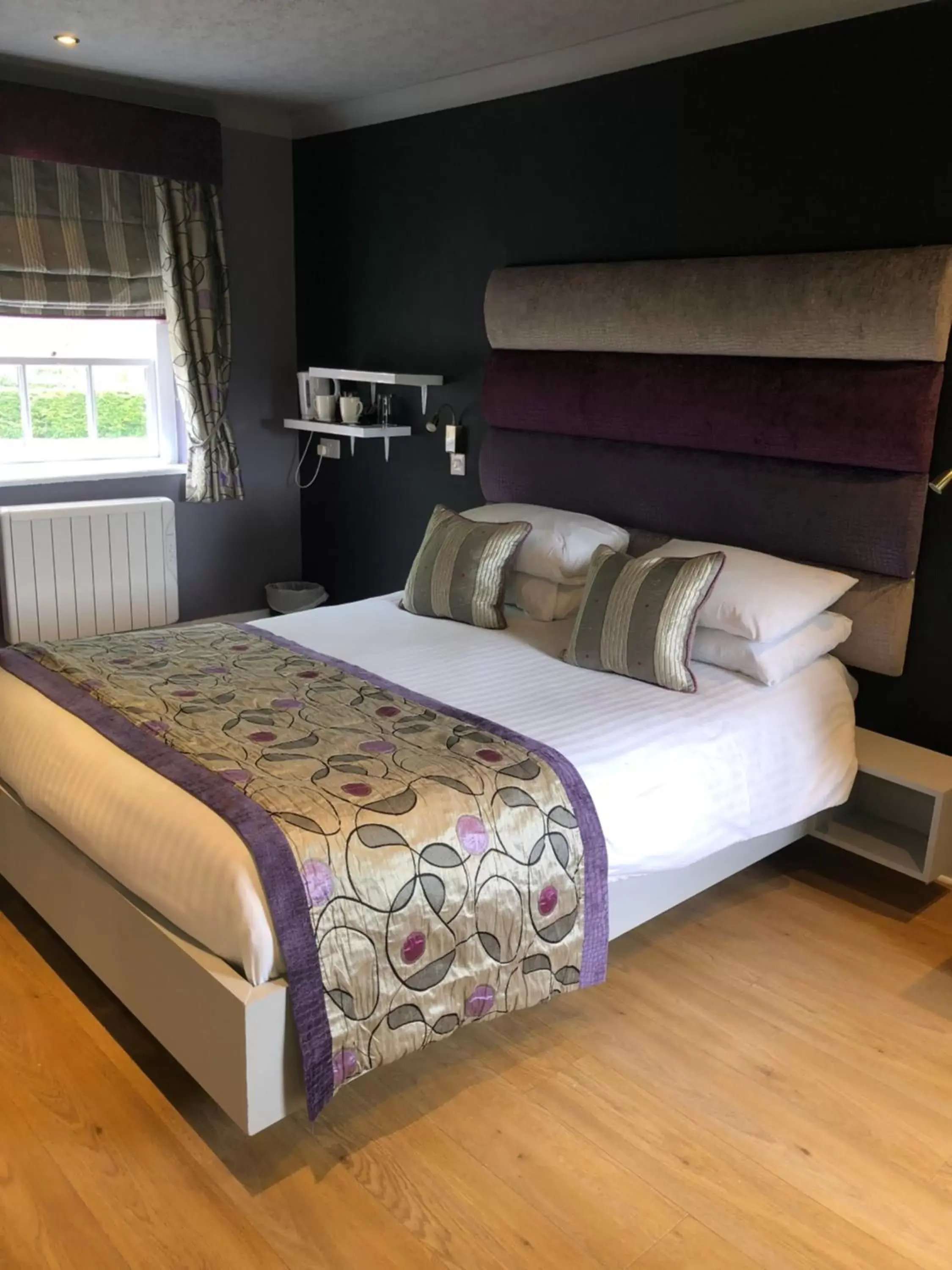 Bedroom, Bed in The Vine Hotel, Skegness