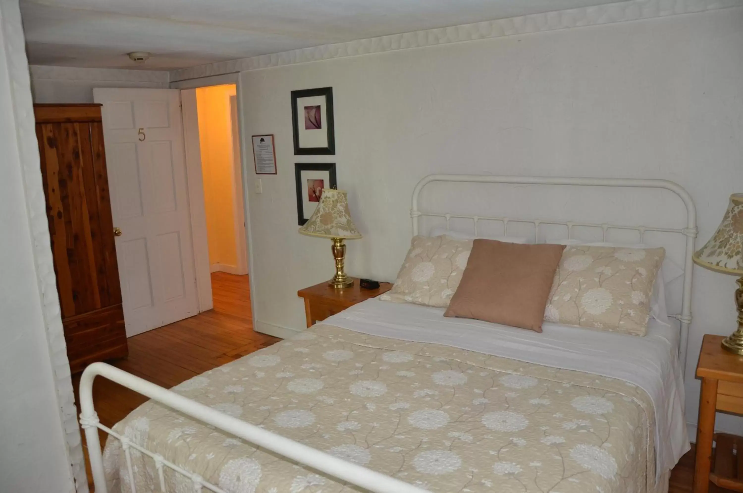 Photo of the whole room, Bed in Cornwall Inn