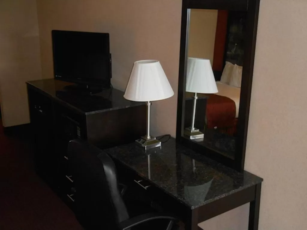 TV and multimedia in AmeriStay Inn St Joseph