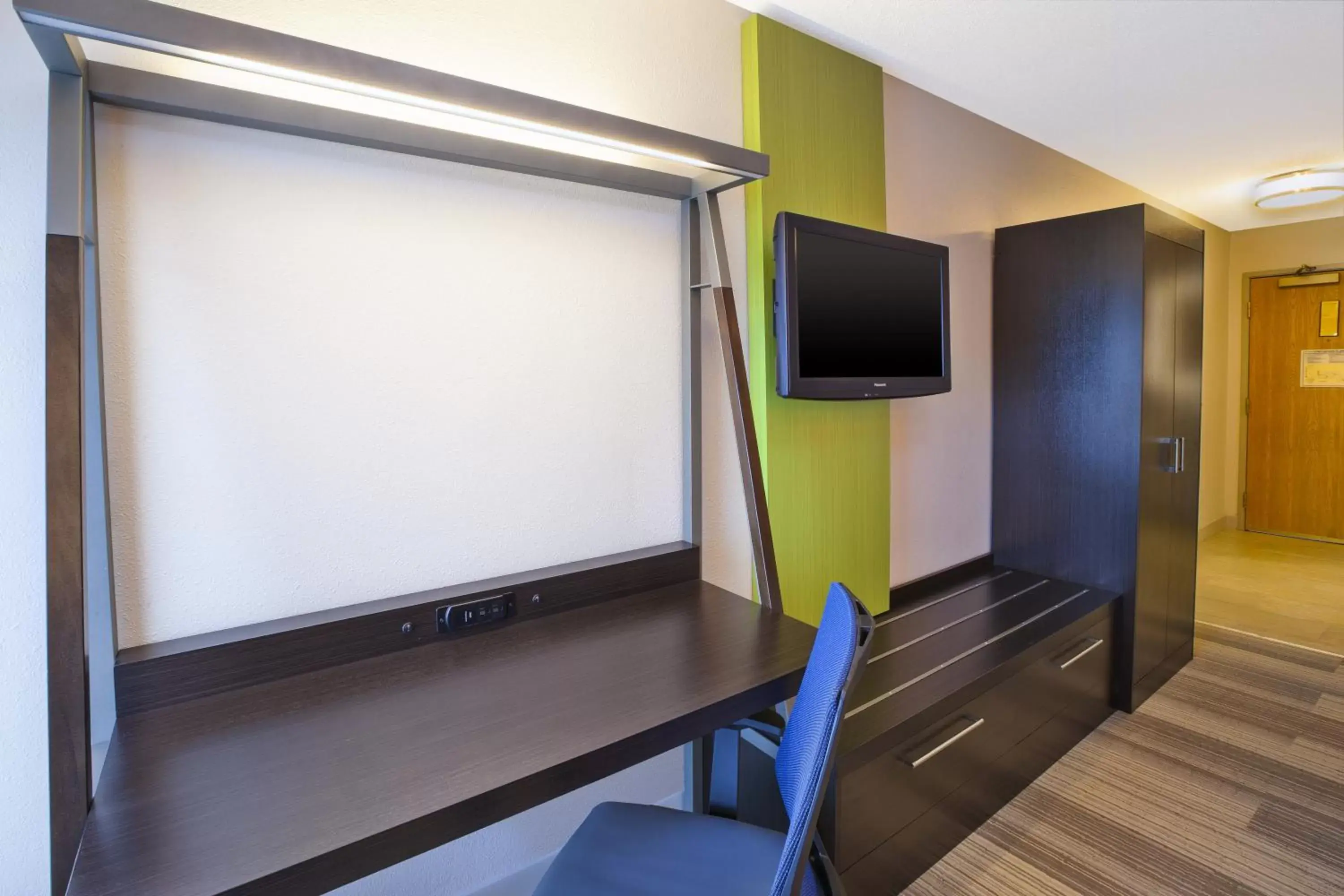 Photo of the whole room, TV/Entertainment Center in Holiday Inn Express & Suites Chicago-Midway Airport, an IHG Hotel