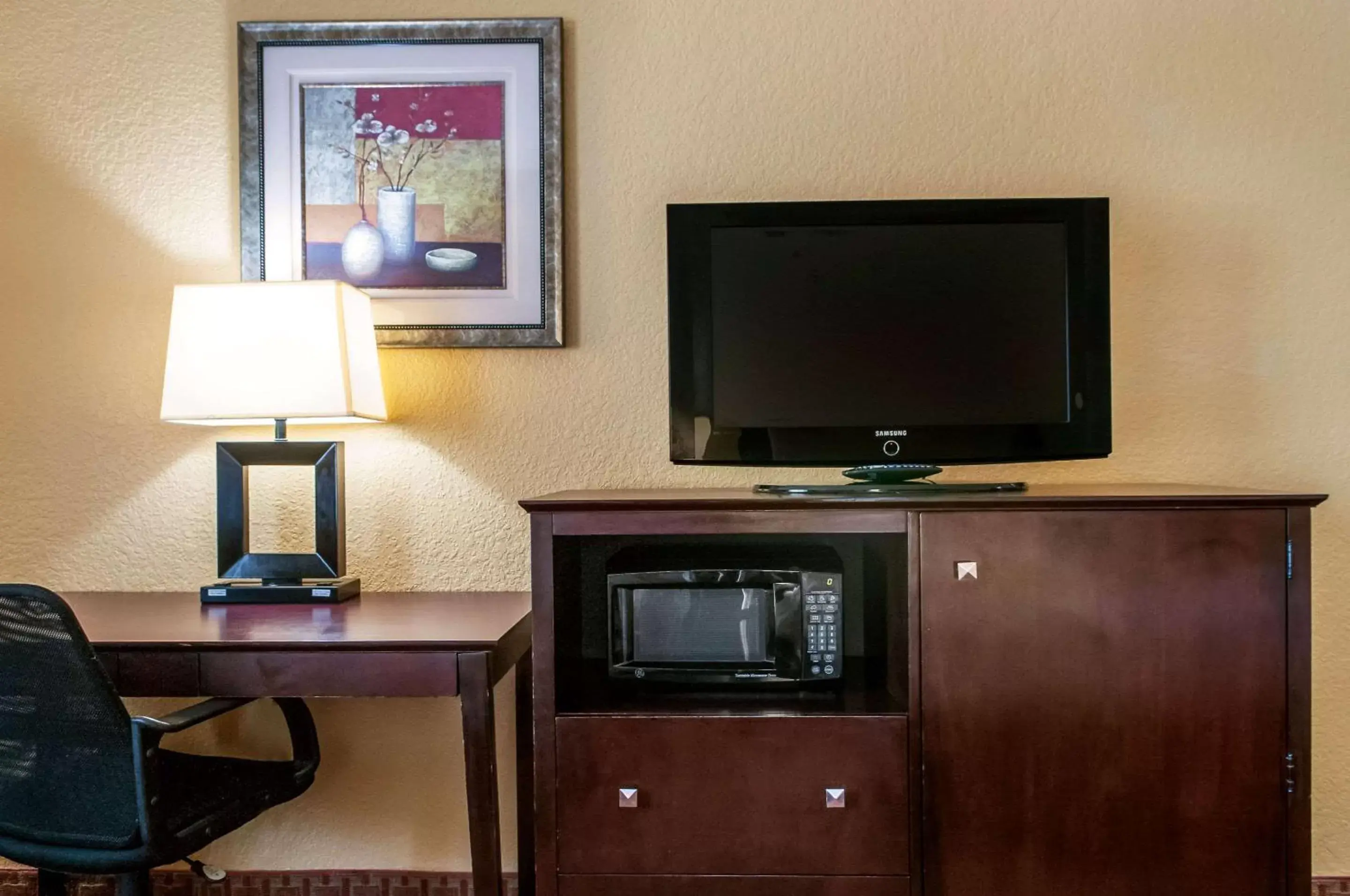 Photo of the whole room, TV/Entertainment Center in Quality Inn & Suites Slidell