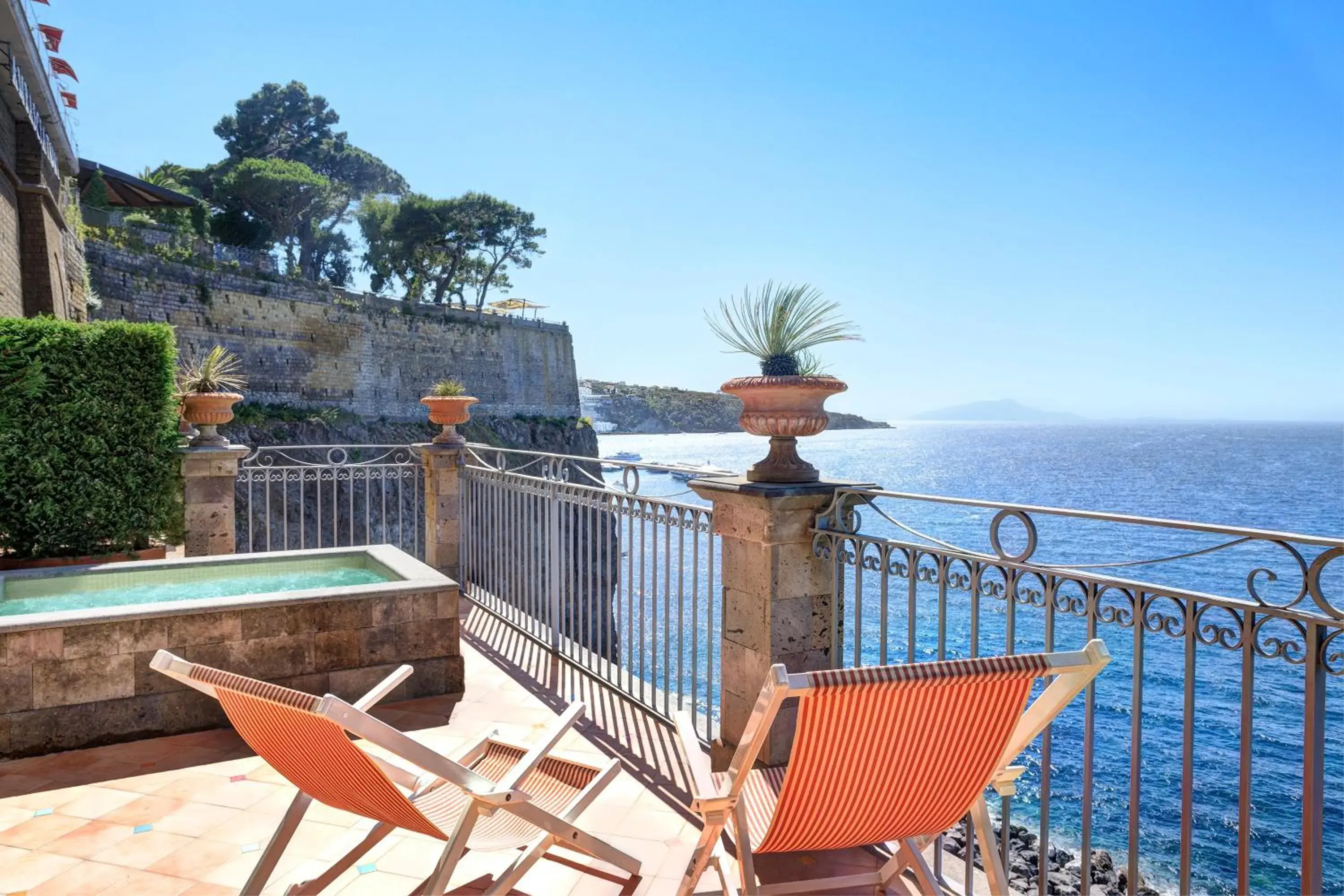 Hot Tub in Grand Hotel Ambasciatori