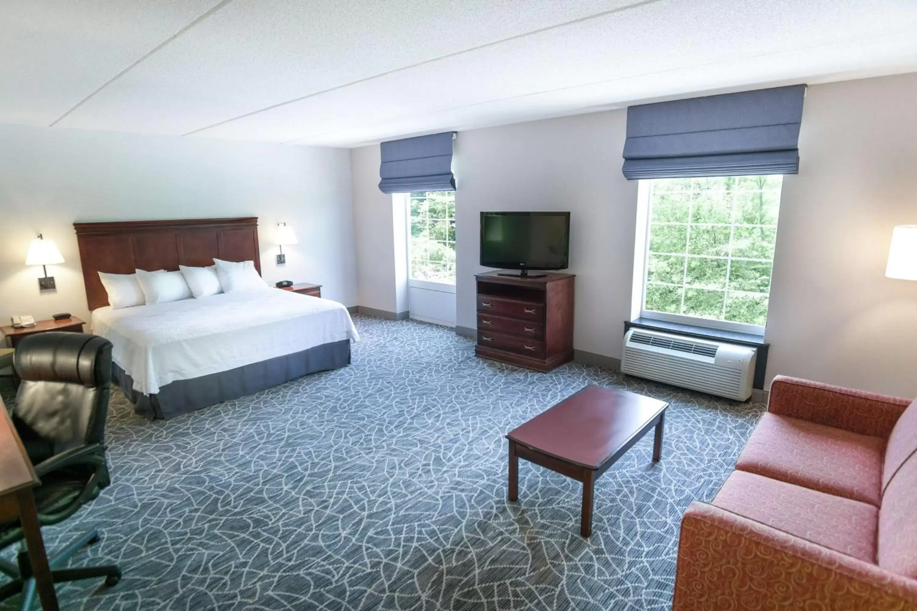 Bed in Hampton Inn & Suites Berkshires-Lenox Bed in Hampton Inn & Suites Berkshires-Lenox