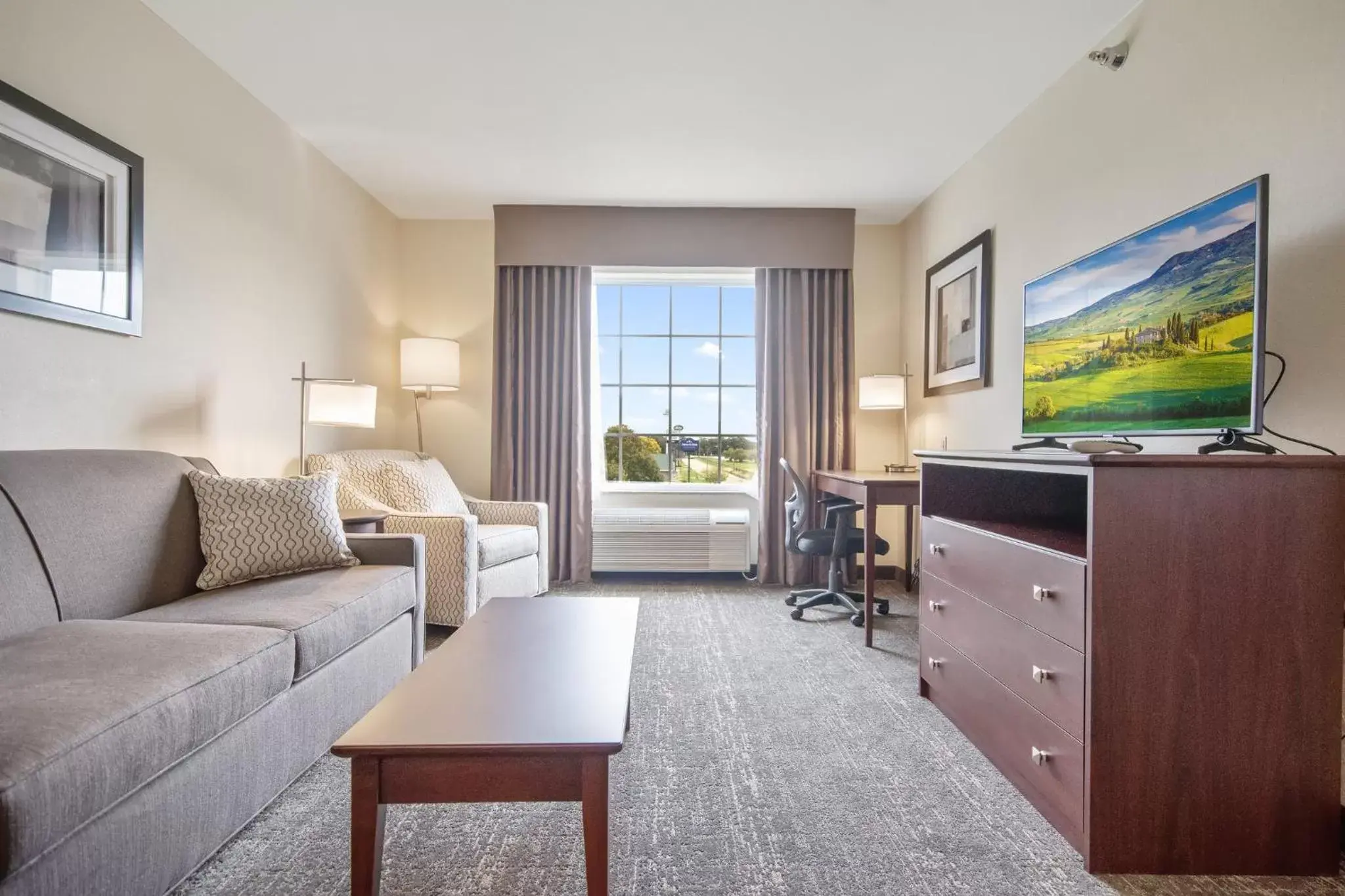 TV and multimedia, Seating Area in Cobblestone Hotel & Suites - Lamar