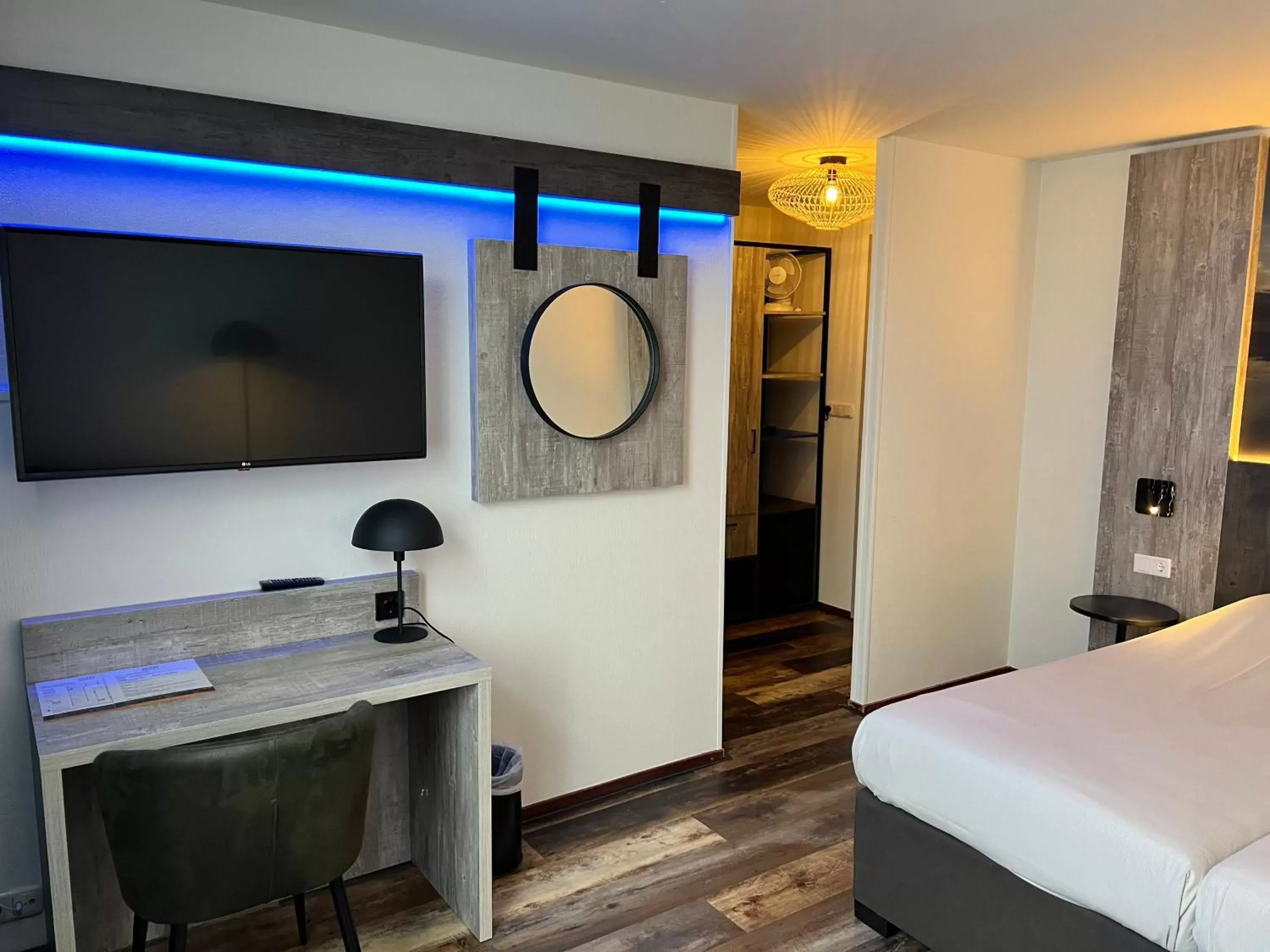 TV and multimedia, Bathroom in Hotel Nap