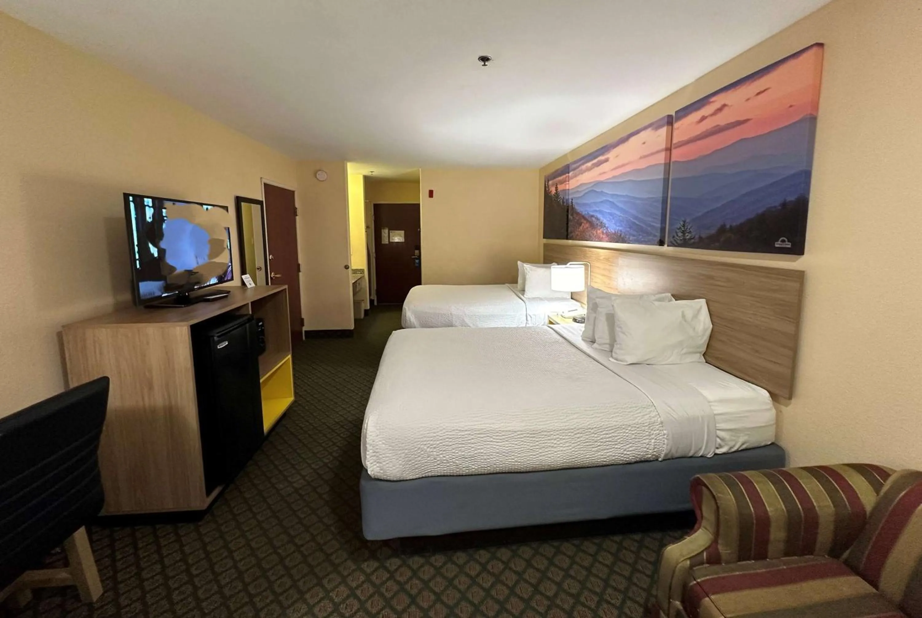 Photo of the whole room, Bed in Days Inn & Suites by Wyndham Eunice