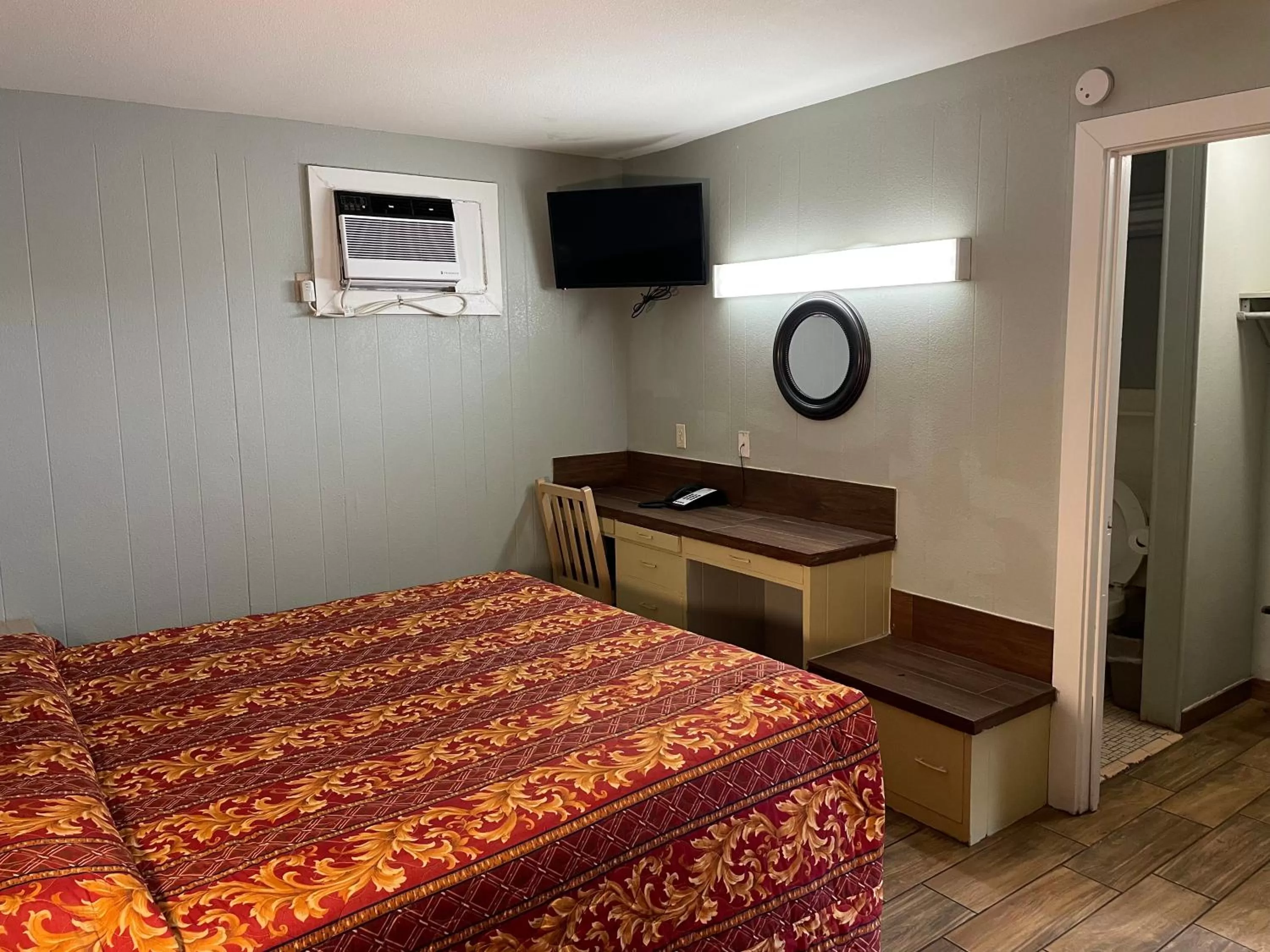 TV and multimedia, Bed in Budget inn