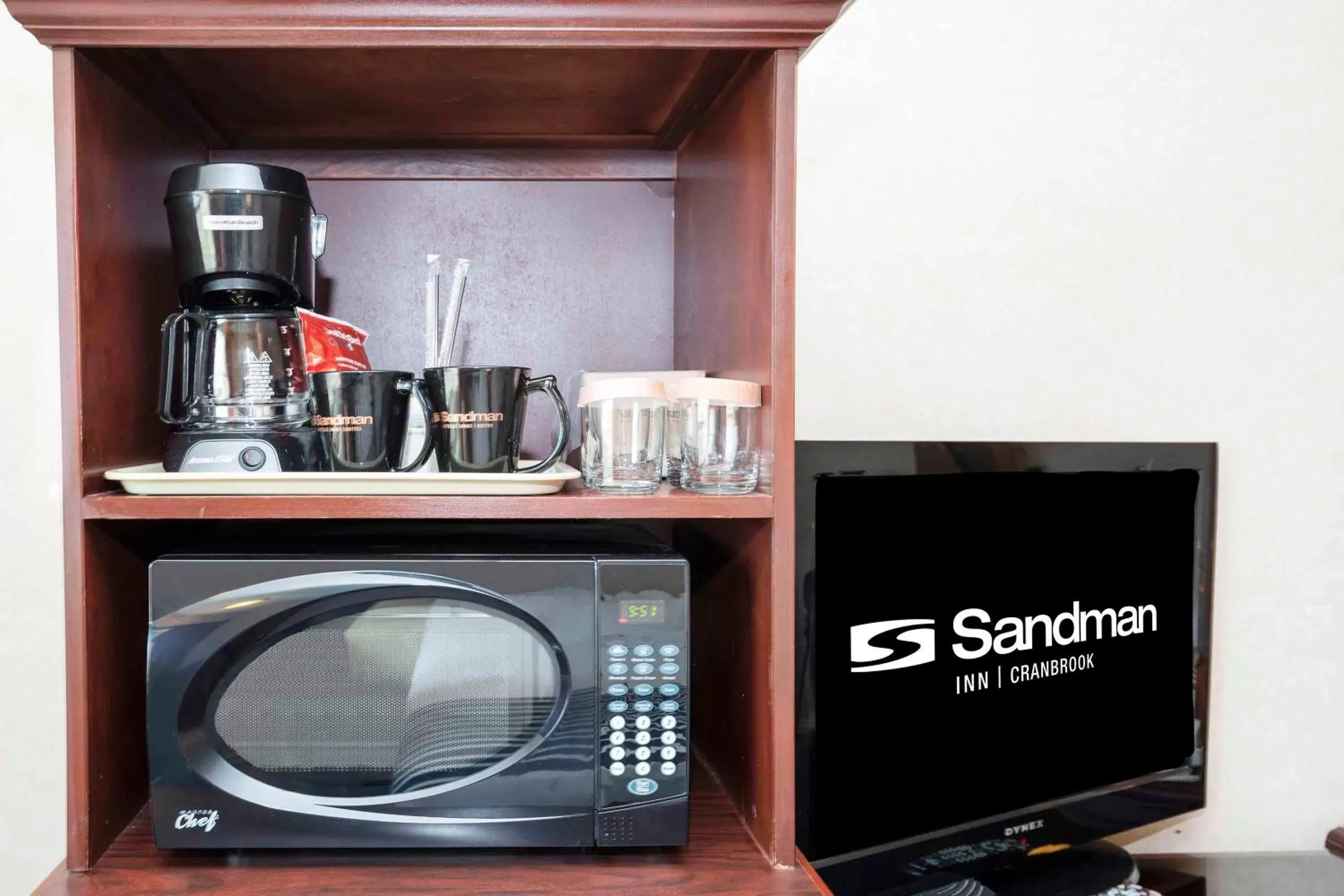 Photo of the whole room, TV/Entertainment Center in Sandman Hotel Cranbrook