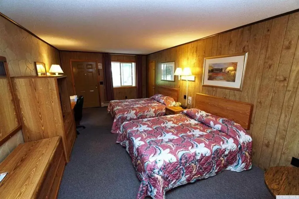 Photo of the whole room, Bed in Red Ranch Inn