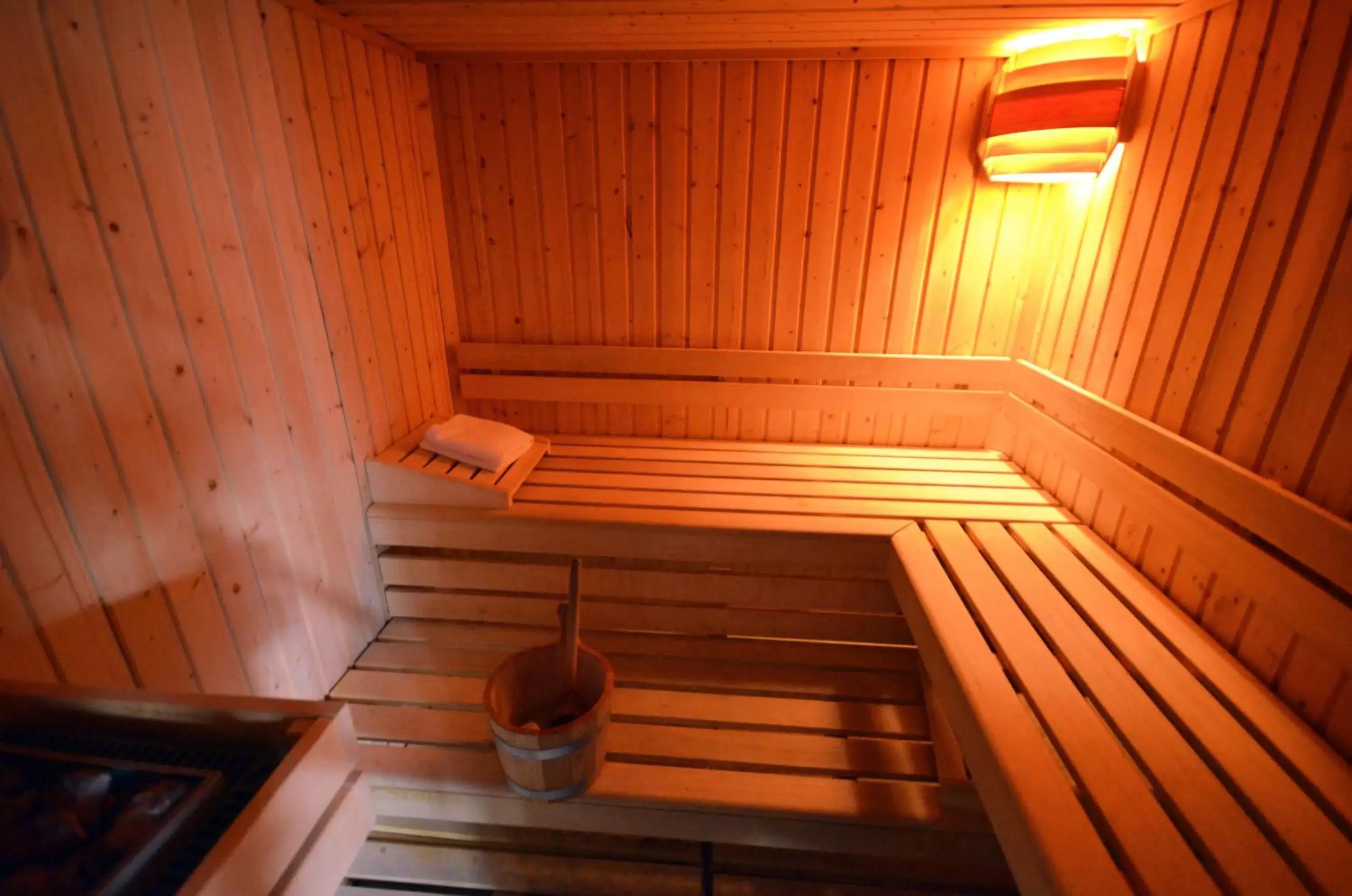 Sauna in Kyriad Dijon Est Mirande