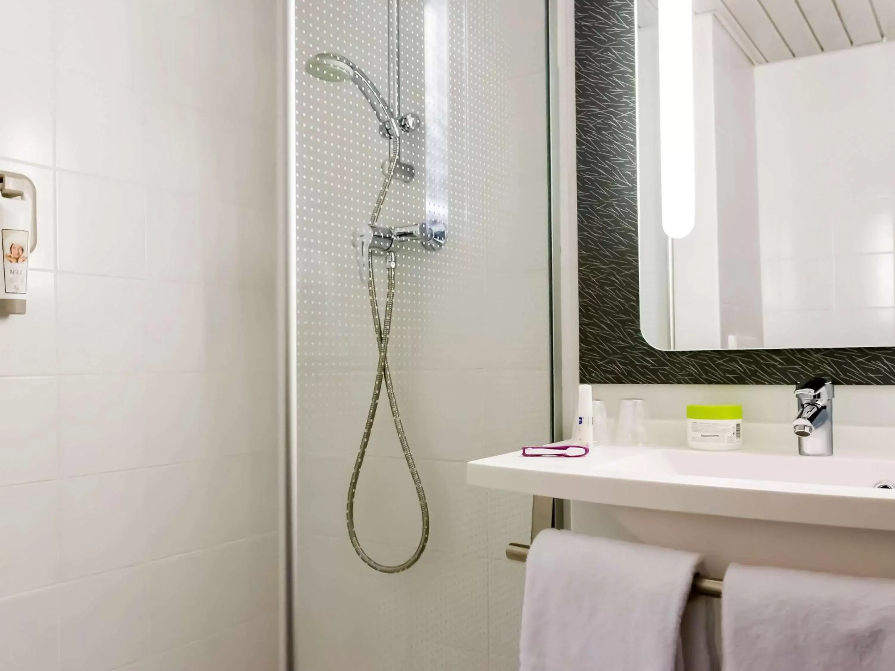 Bedroom, Bathroom in Hotel ibis Porto Sao Joao