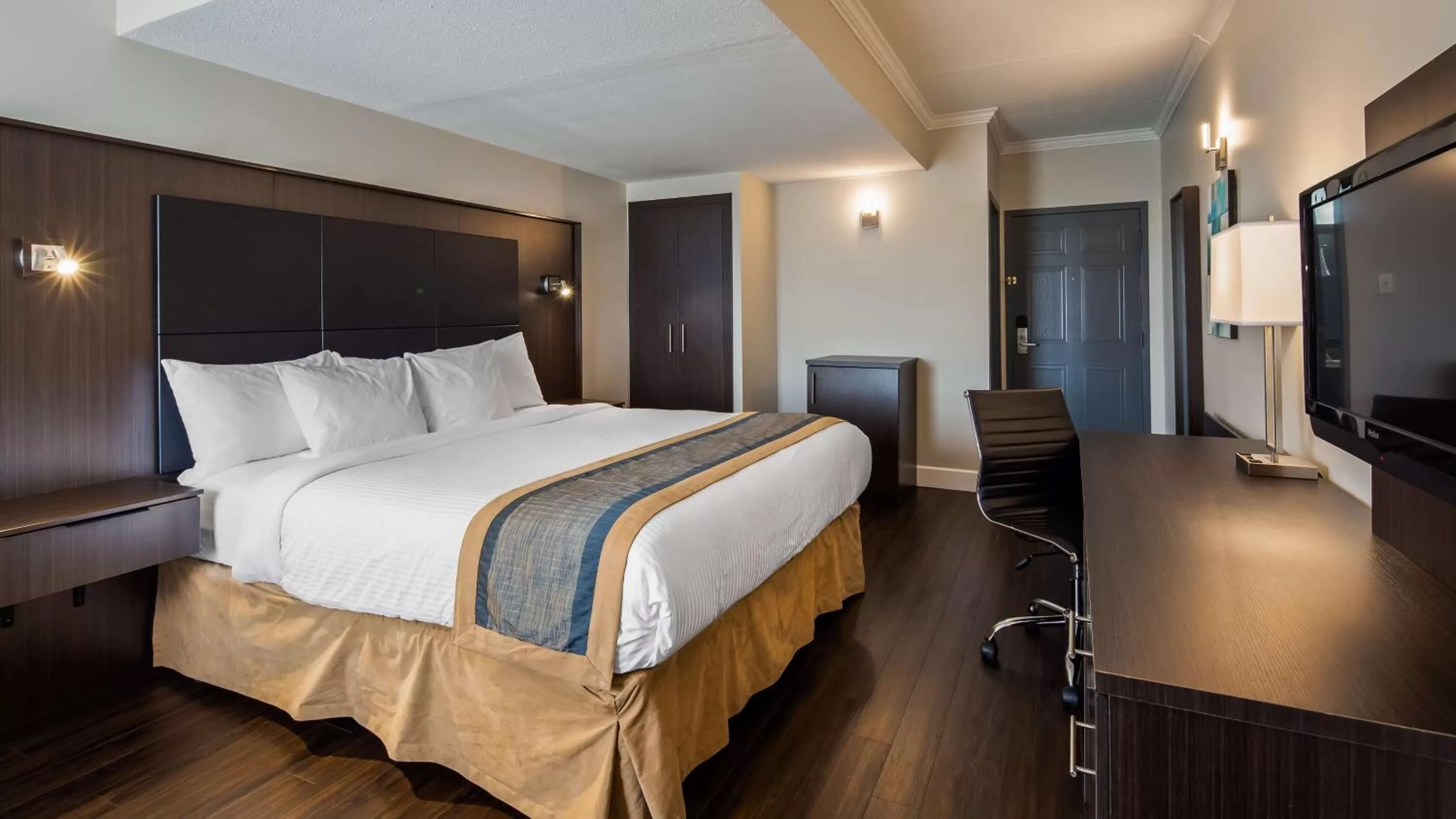Penthouse King Room  in Best Western Laval-Montreal & Conference Centre
