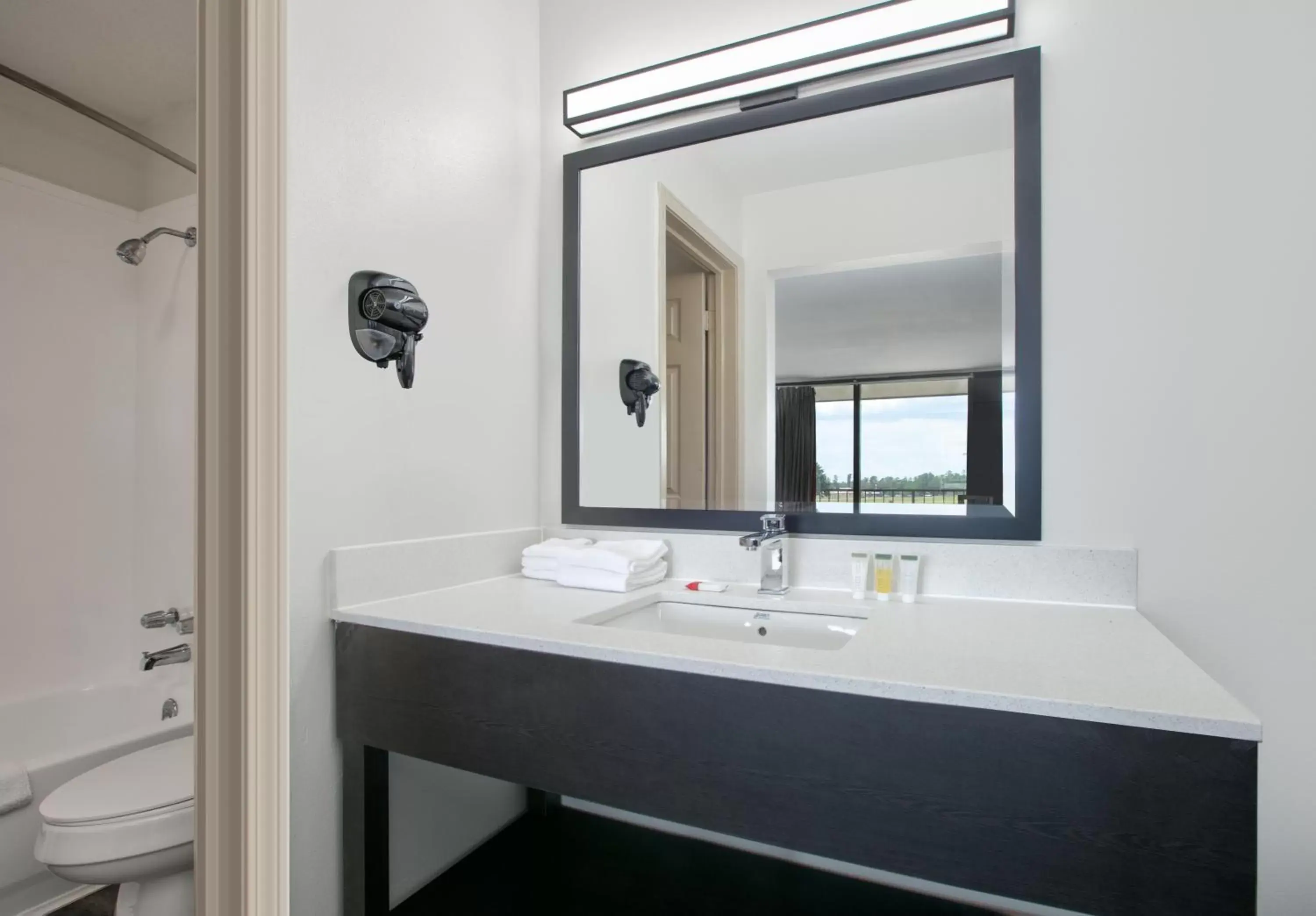 Bathroom in Ramada by Wyndham Gulfport I-10 Diamondhead
