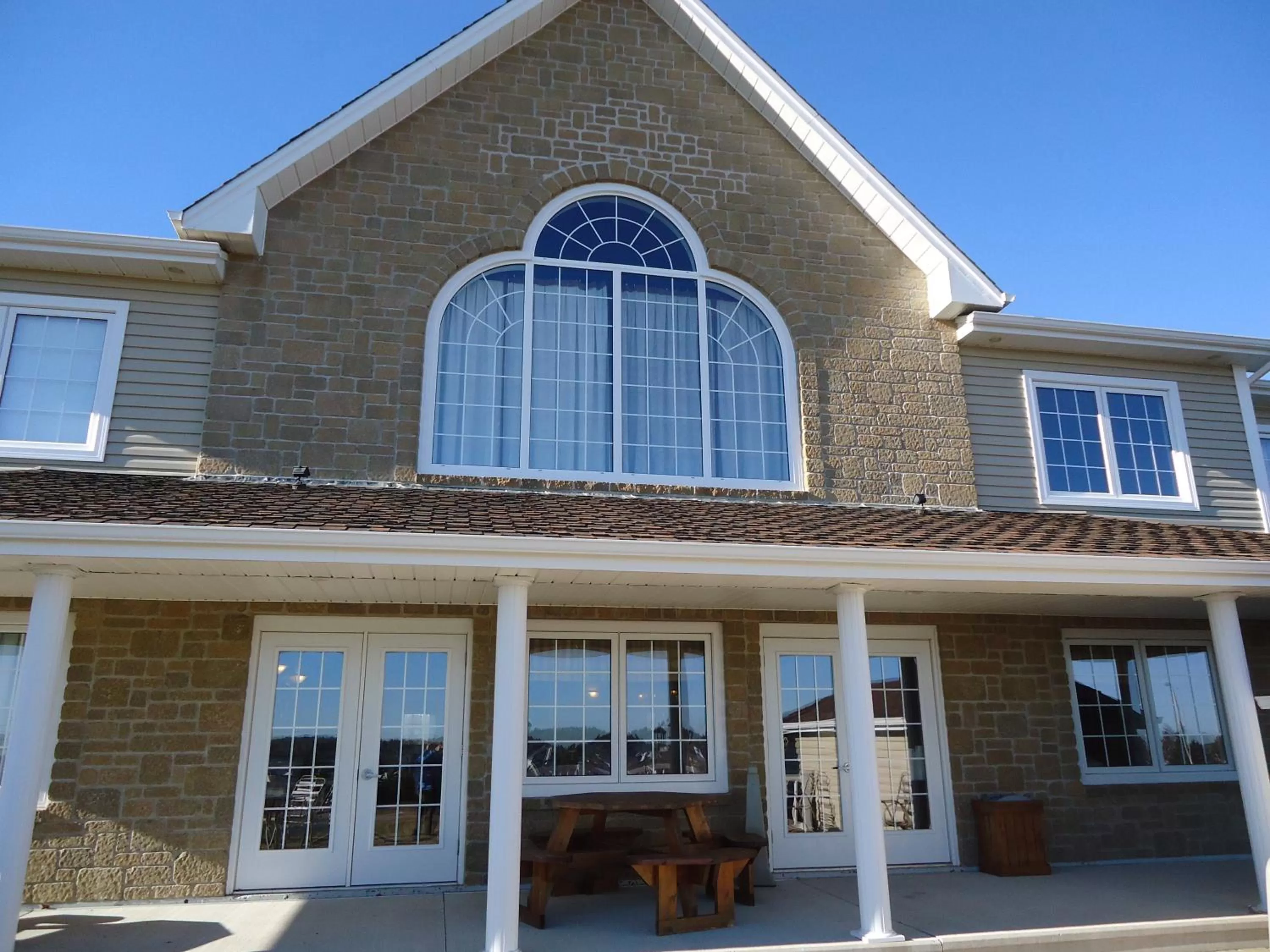 Facade/entrance in Auberge Bouctouche Inn & Suites